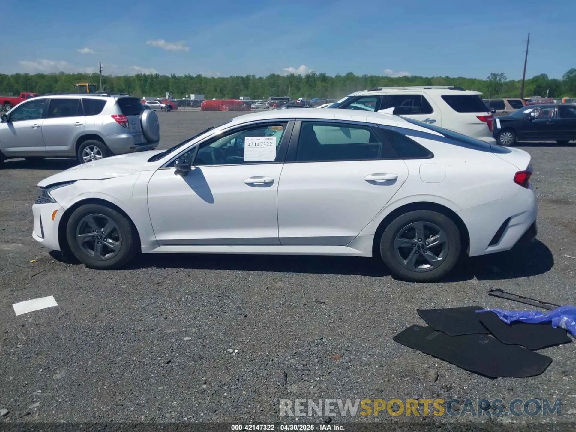 14 Photograph of a damaged car 5XXG14J26NG128378 KIA K5 2022