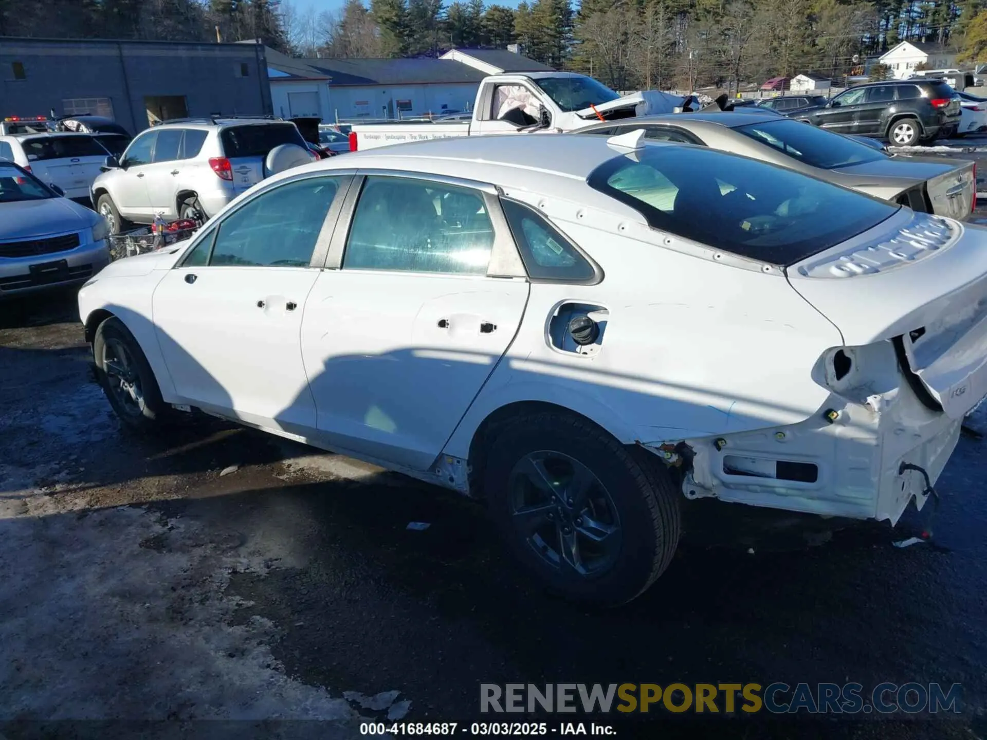 15 Photograph of a damaged car 5XXG14J26NG145942 KIA K5 2022