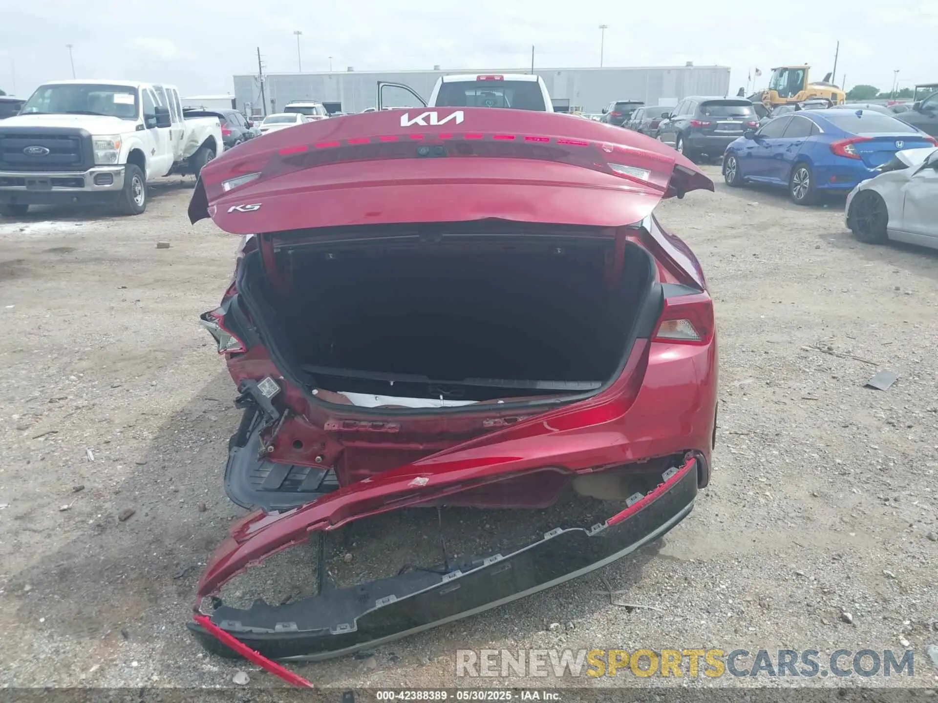 16 Photograph of a damaged car 5XXG14J28NG102753 KIA K5 2022