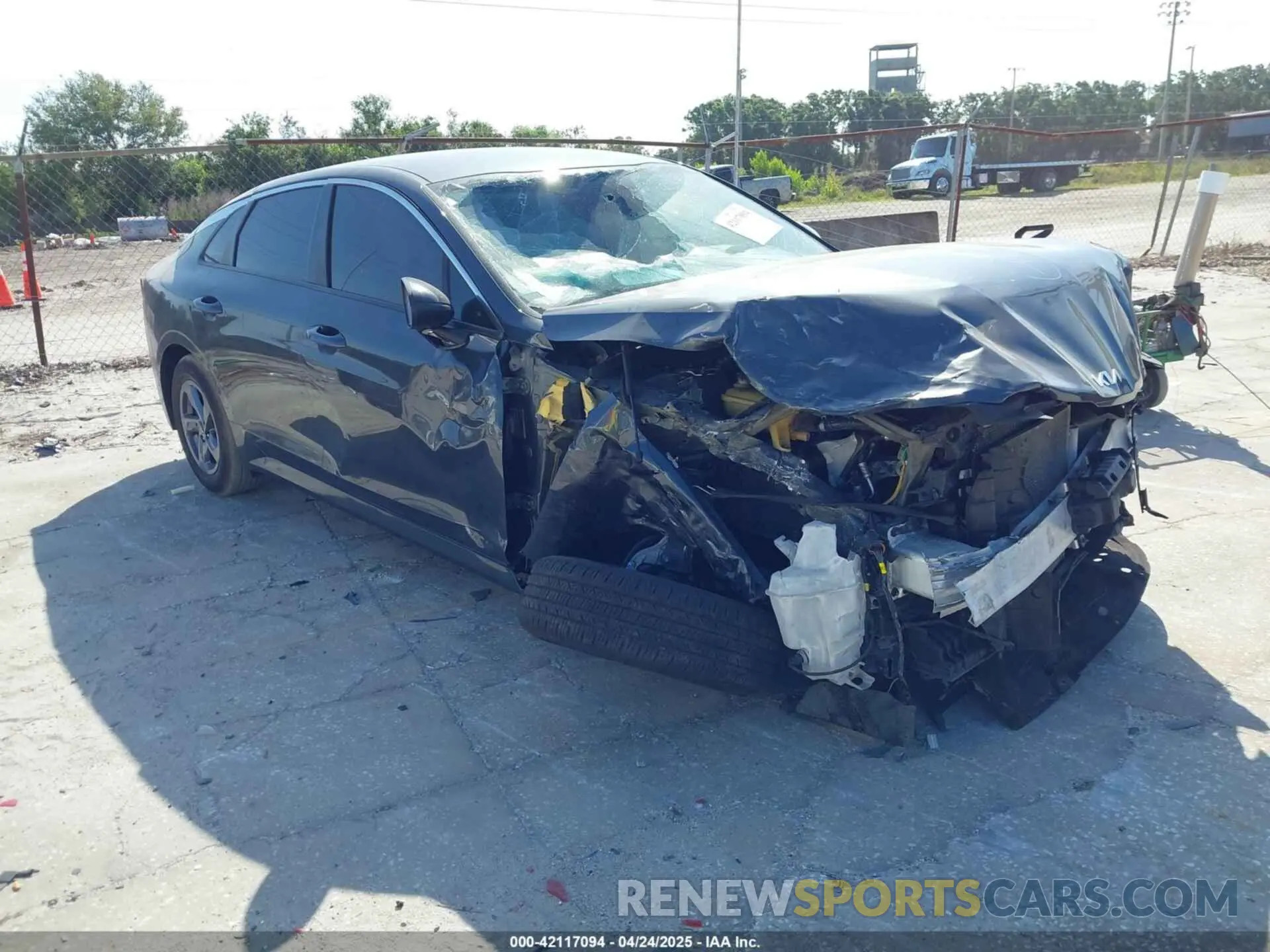 1 Photograph of a damaged car 5XXG14J28NG113817 KIA K5 2022