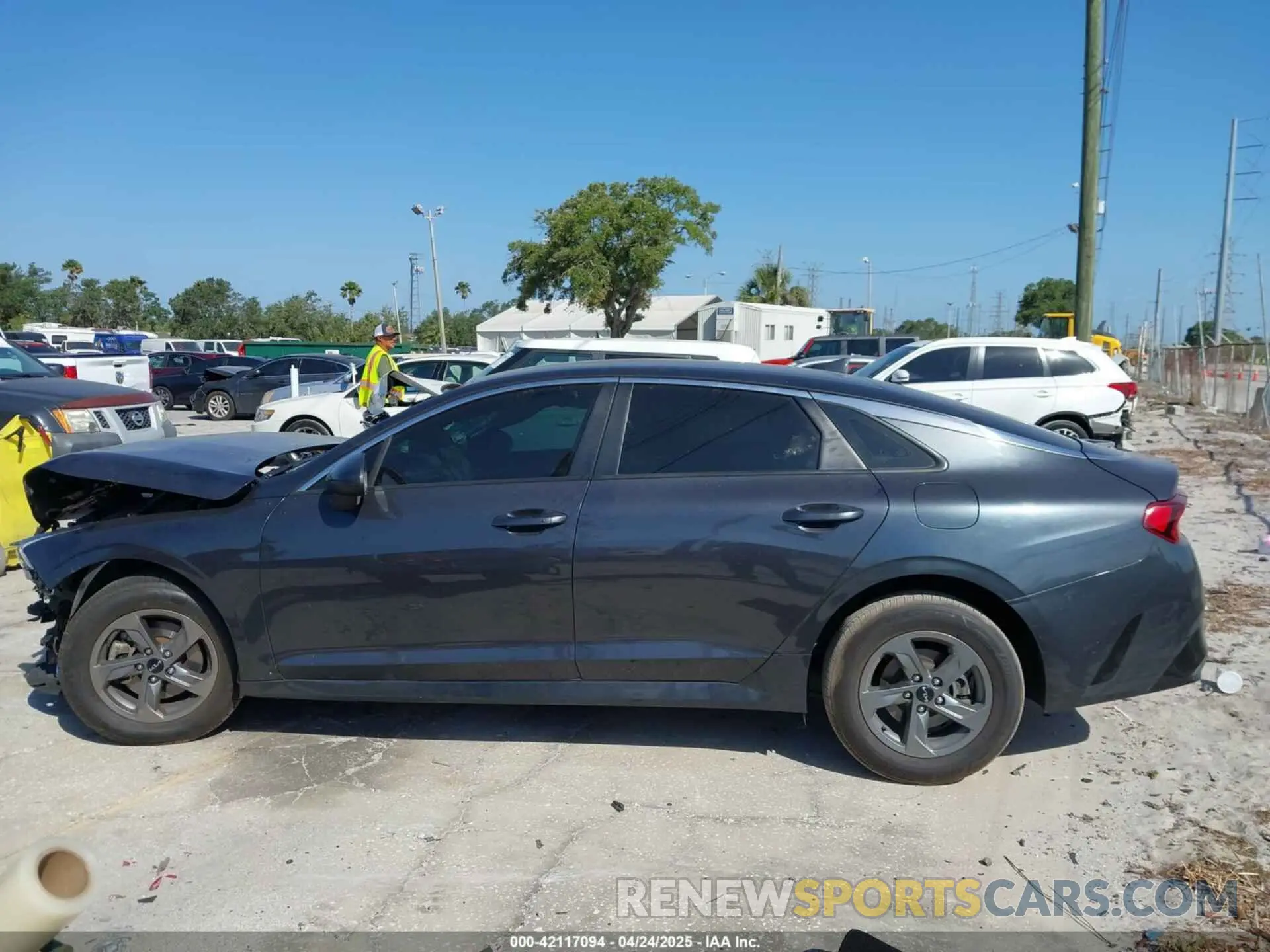 14 Photograph of a damaged car 5XXG14J28NG113817 KIA K5 2022