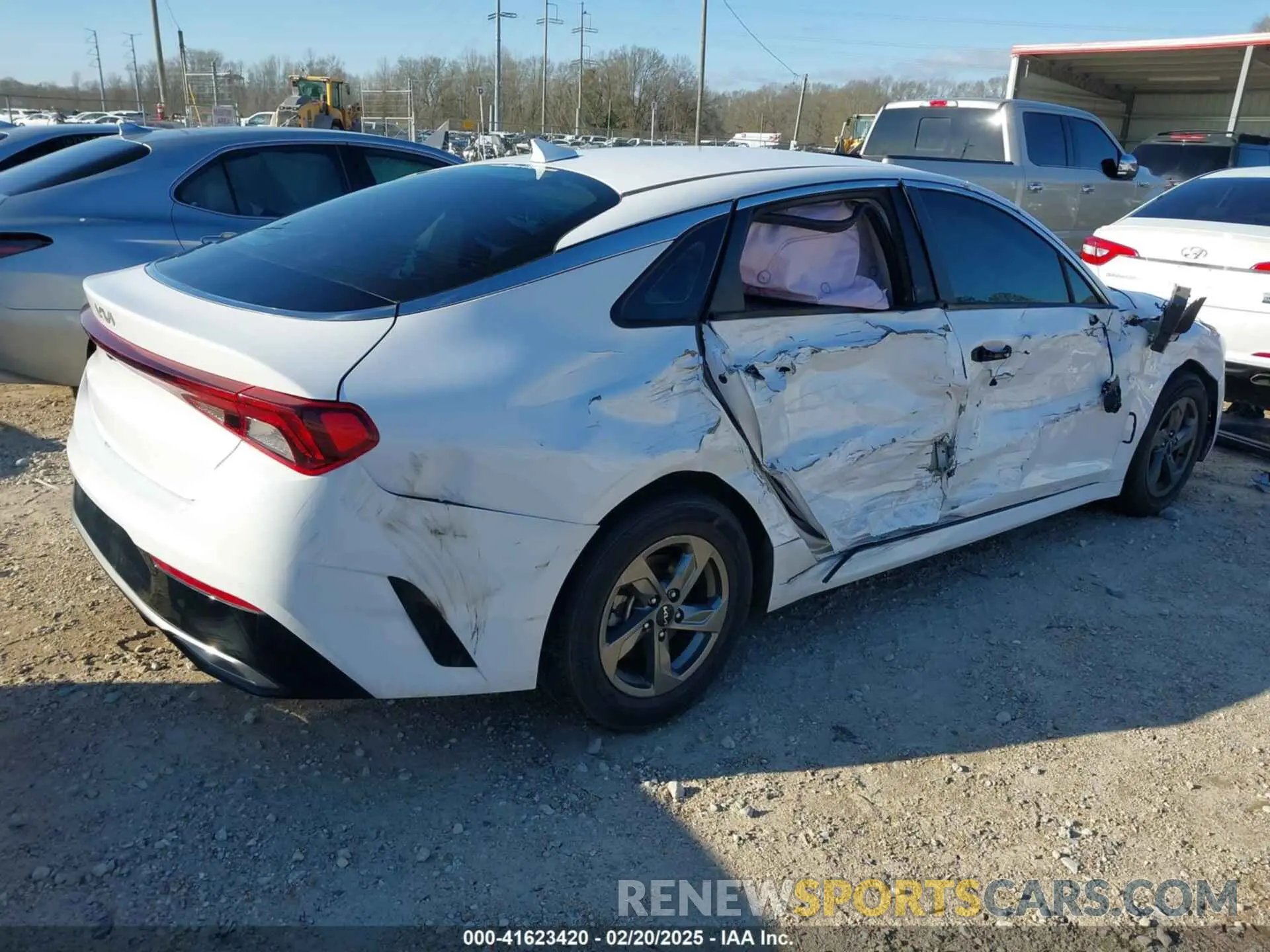 4 Photograph of a damaged car 5XXG14J28NG116006 KIA K5 2022