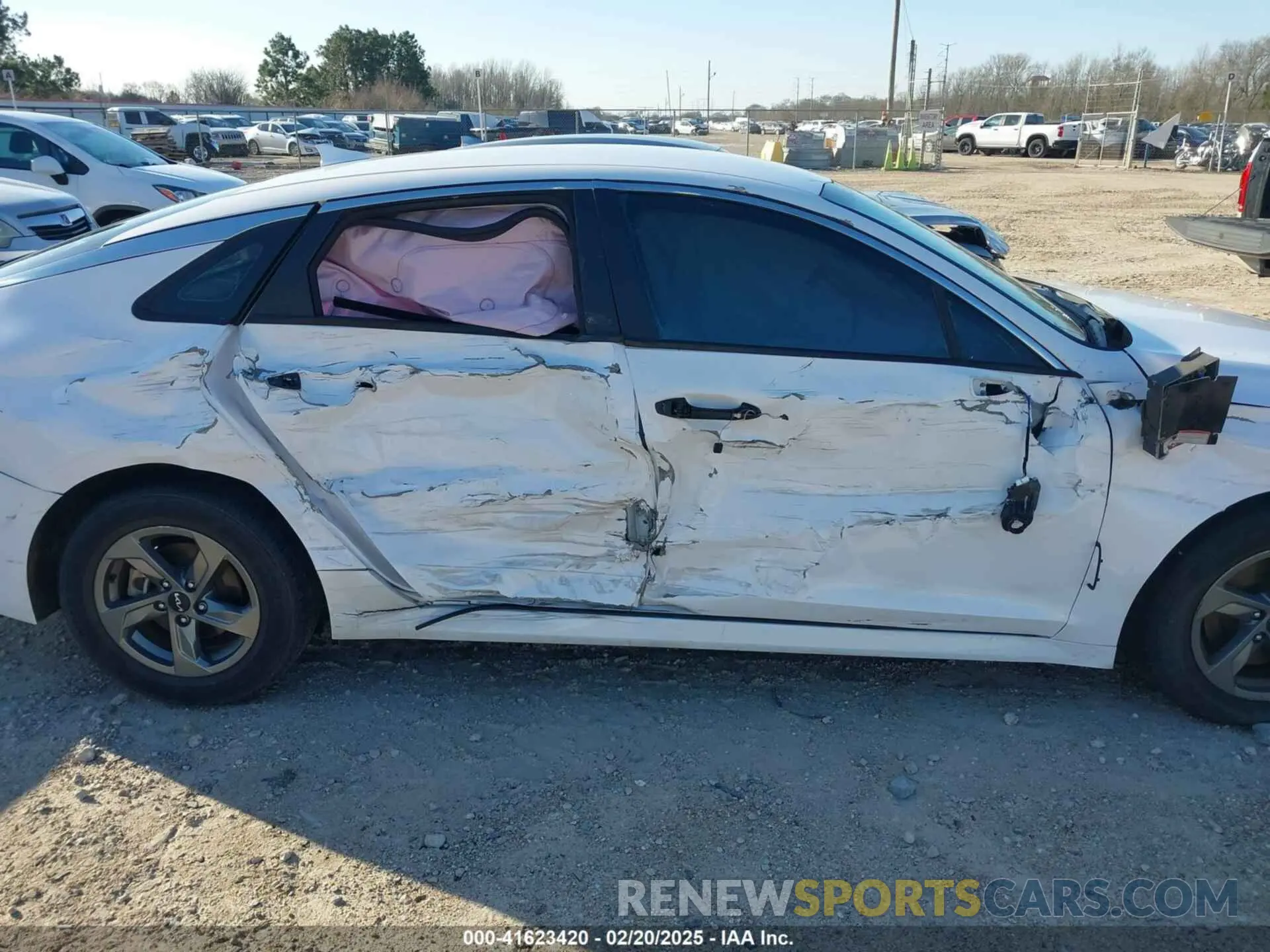 6 Photograph of a damaged car 5XXG14J28NG116006 KIA K5 2022