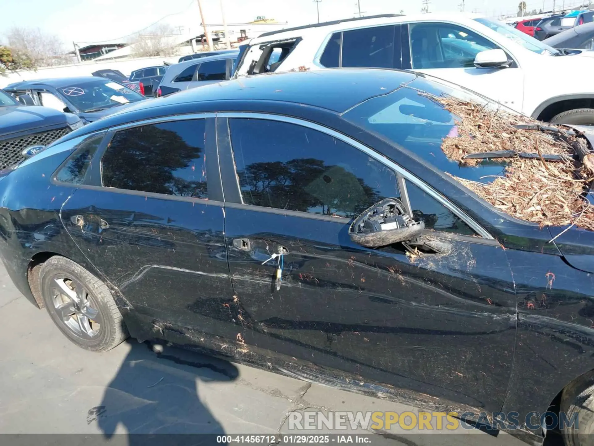 14 Photograph of a damaged car 5XXG14J29NG132439 KIA K5 2022