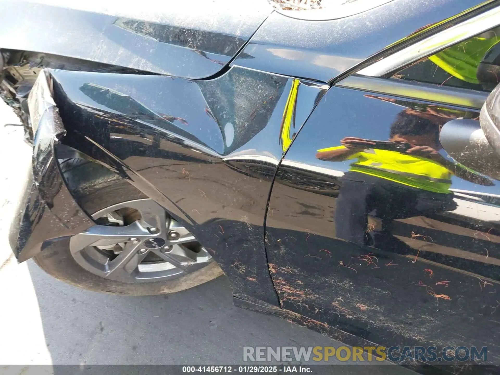 19 Photograph of a damaged car 5XXG14J29NG132439 KIA K5 2022