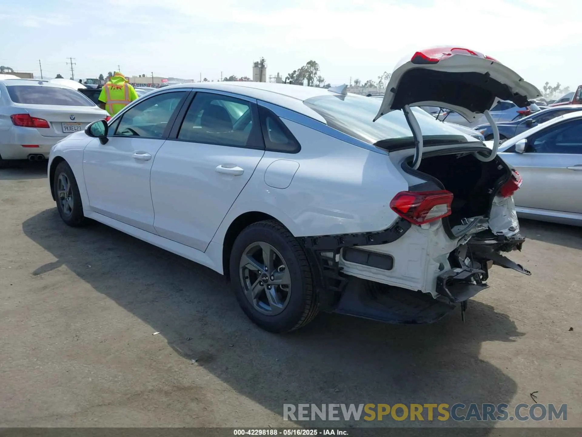 3 Photograph of a damaged car 5XXG24J20NG125179 KIA K5 2022