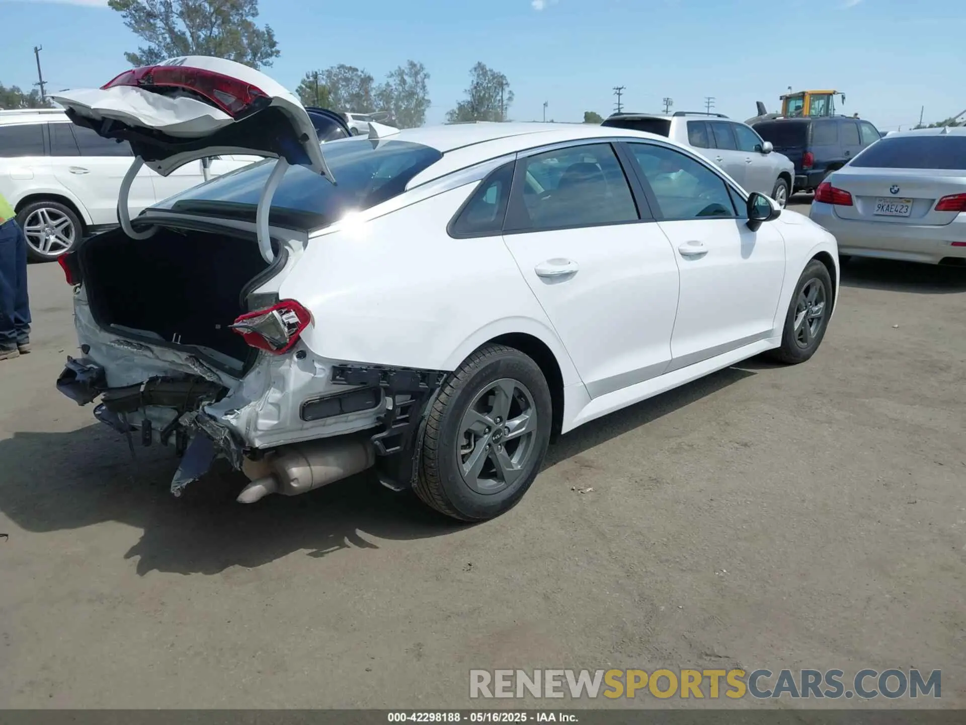 4 Photograph of a damaged car 5XXG24J20NG125179 KIA K5 2022