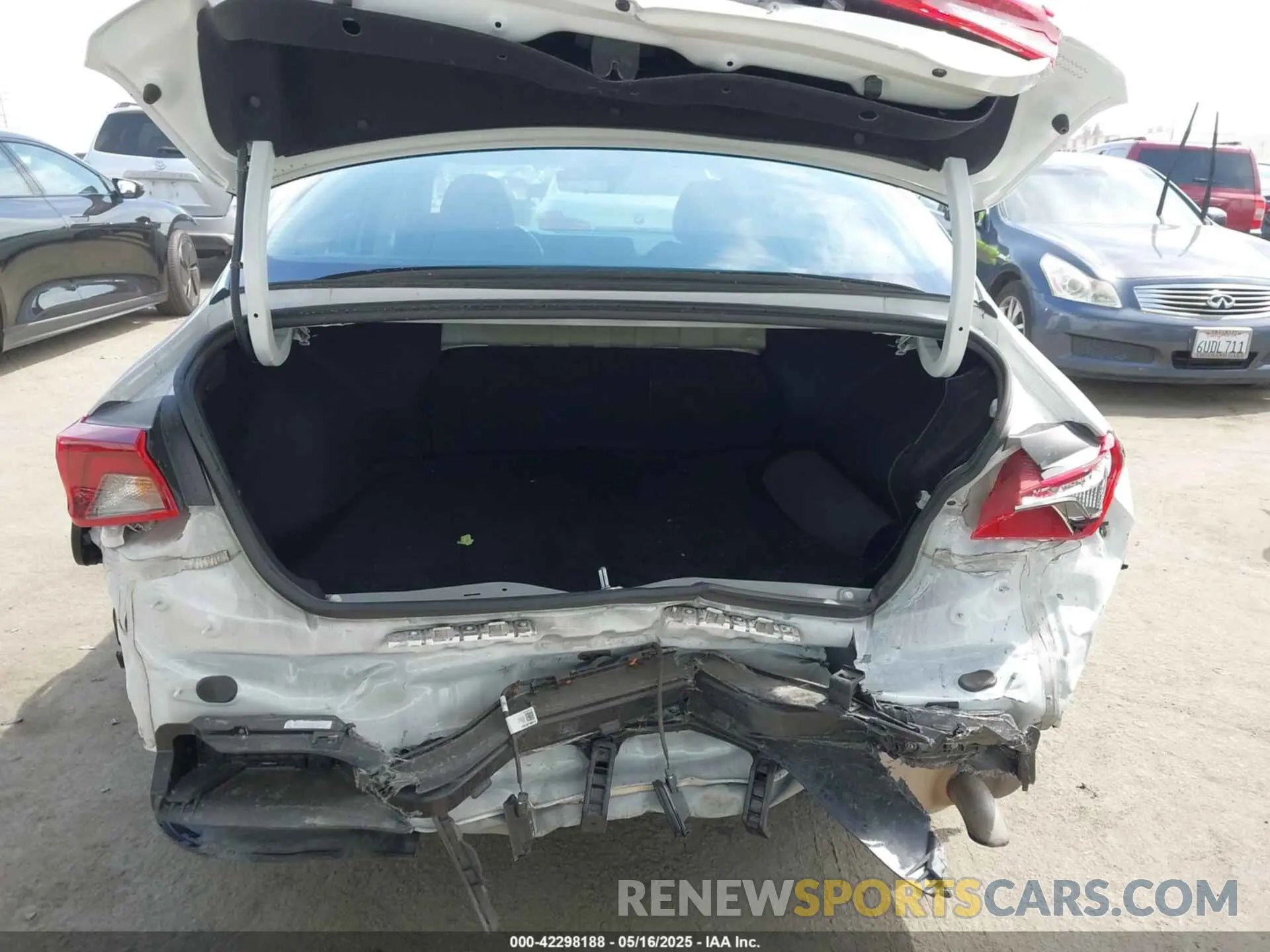 6 Photograph of a damaged car 5XXG24J20NG125179 KIA K5 2022