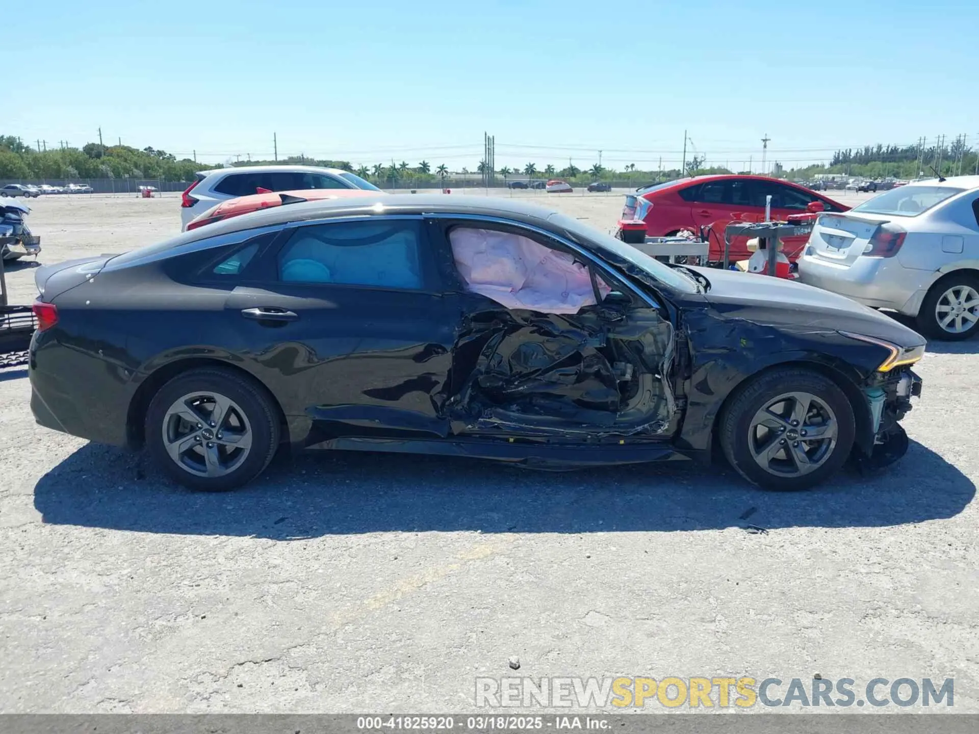 14 Photograph of a damaged car 5XXG24J25NG115294 KIA K5 2022
