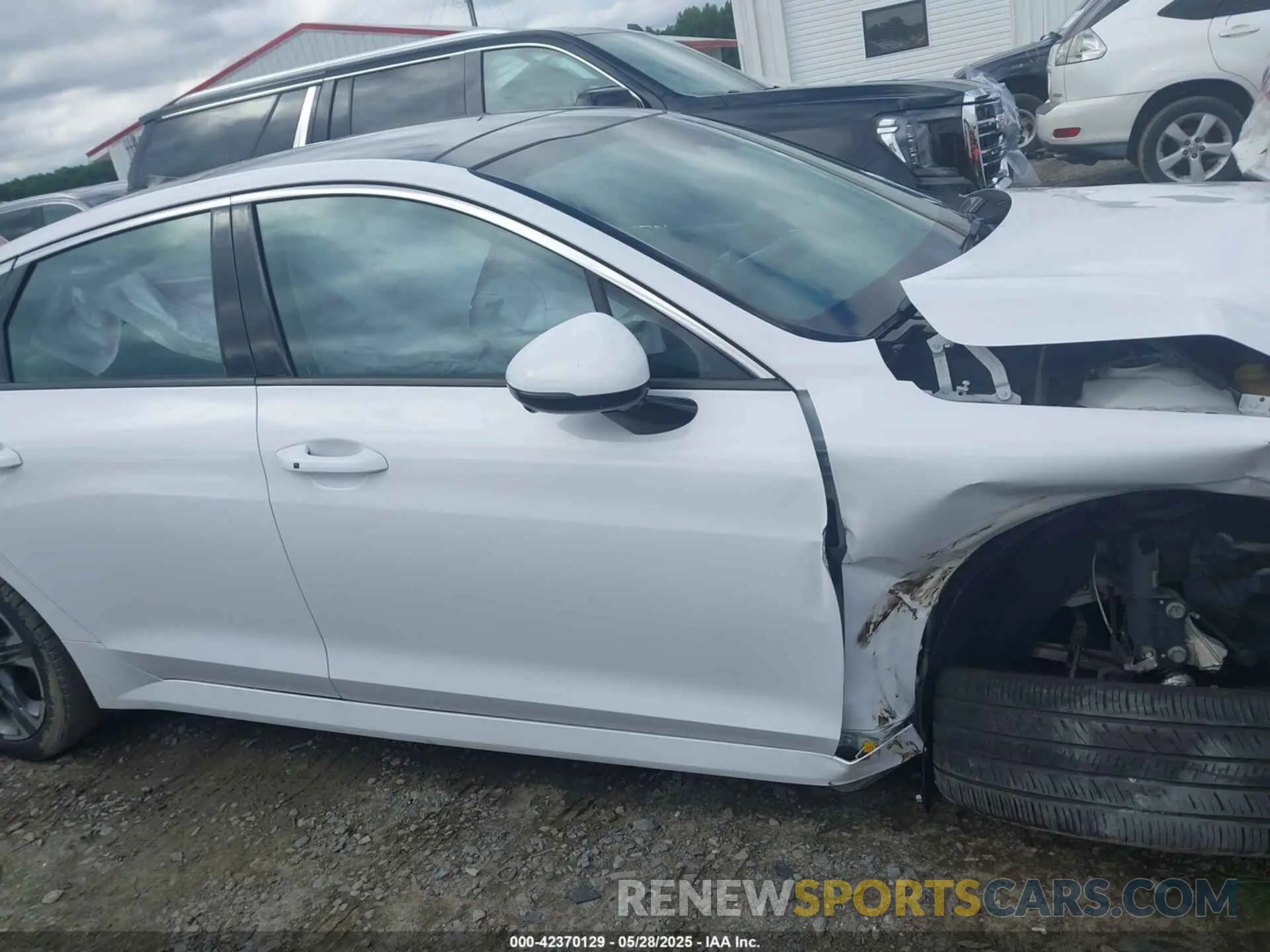 14 Photograph of a damaged car 5XXG34J28NG087701 KIA K5 2022