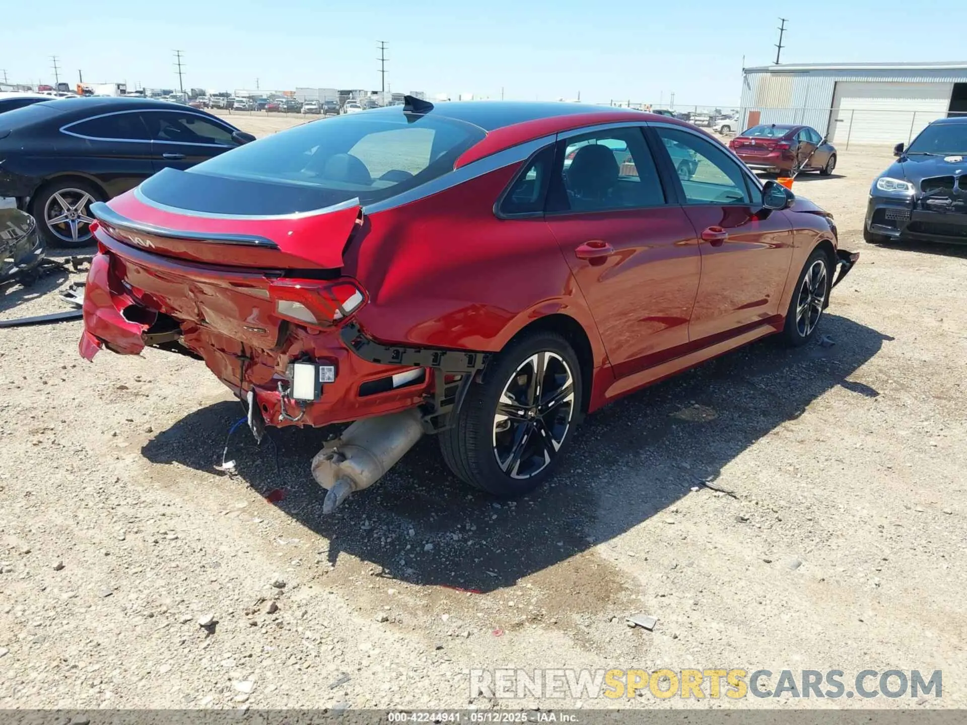 4 Photograph of a damaged car 5XXG64J20NG162561 KIA K5 2022