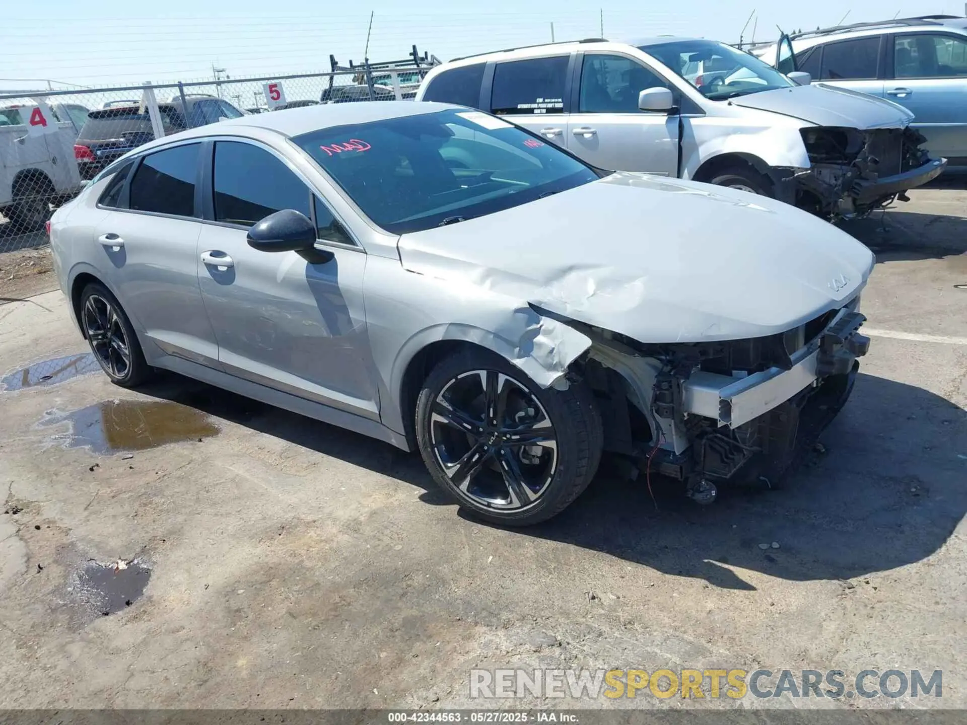 1 Photograph of a damaged car 5XXG64J21NG102059 KIA K5 2022