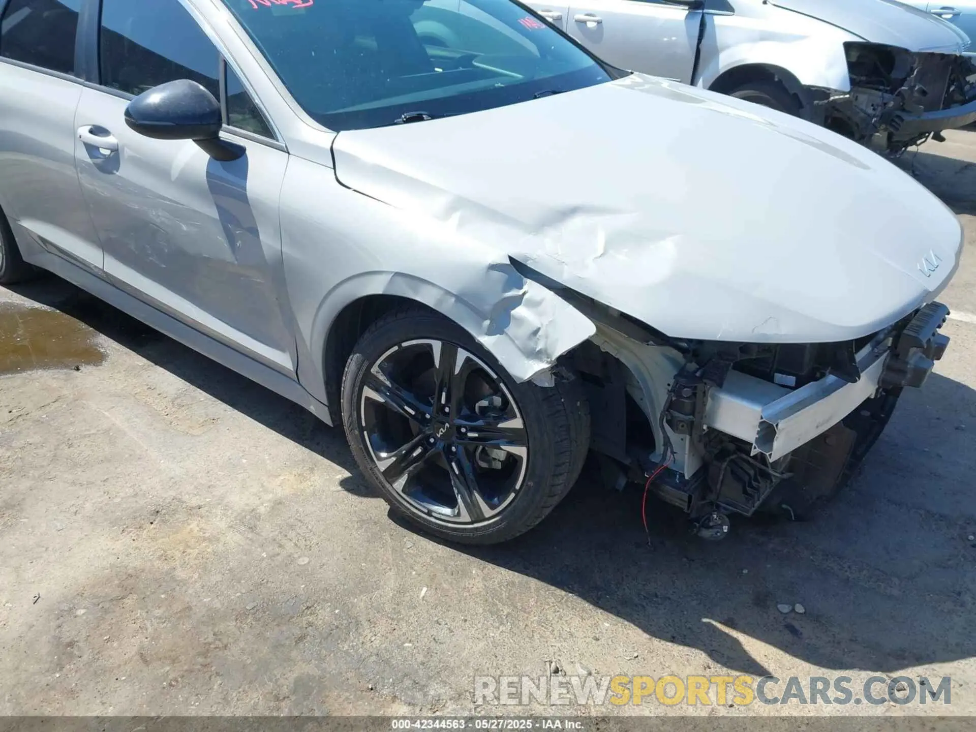 6 Photograph of a damaged car 5XXG64J21NG102059 KIA K5 2022