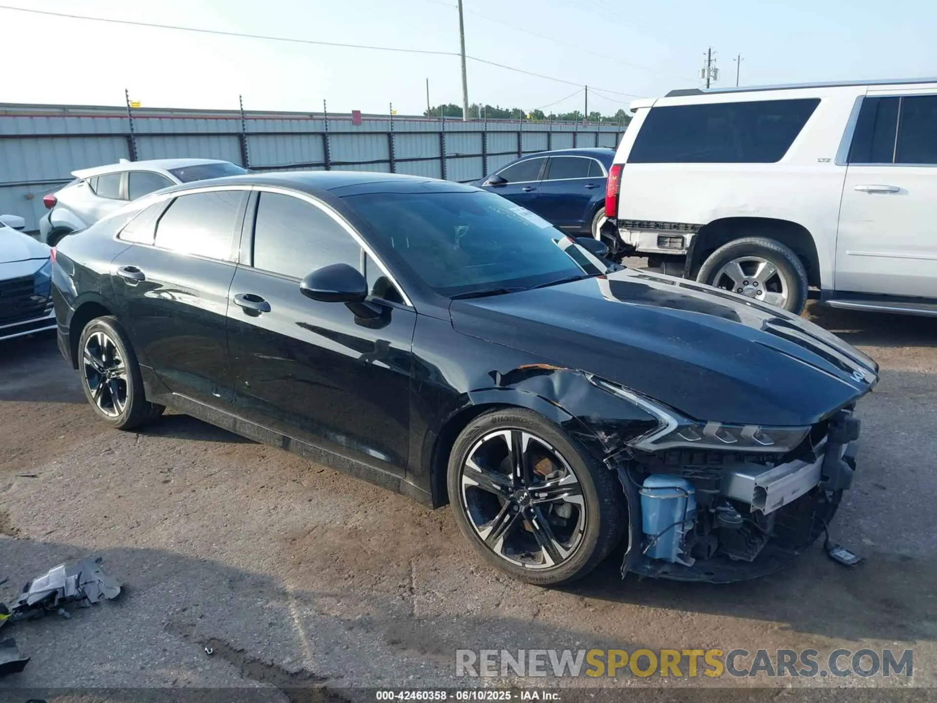 1 Photograph of a damaged car 5XXG64J21NG121114 KIA K5 2022