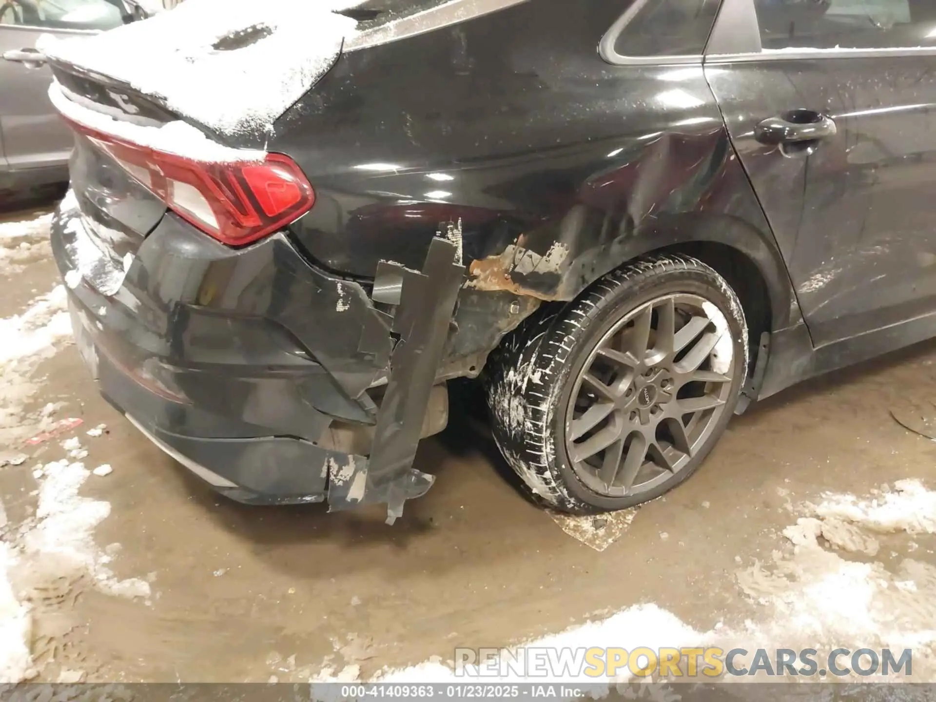 19 Photograph of a damaged car 5XXG64J22NG094733 KIA K5 2022