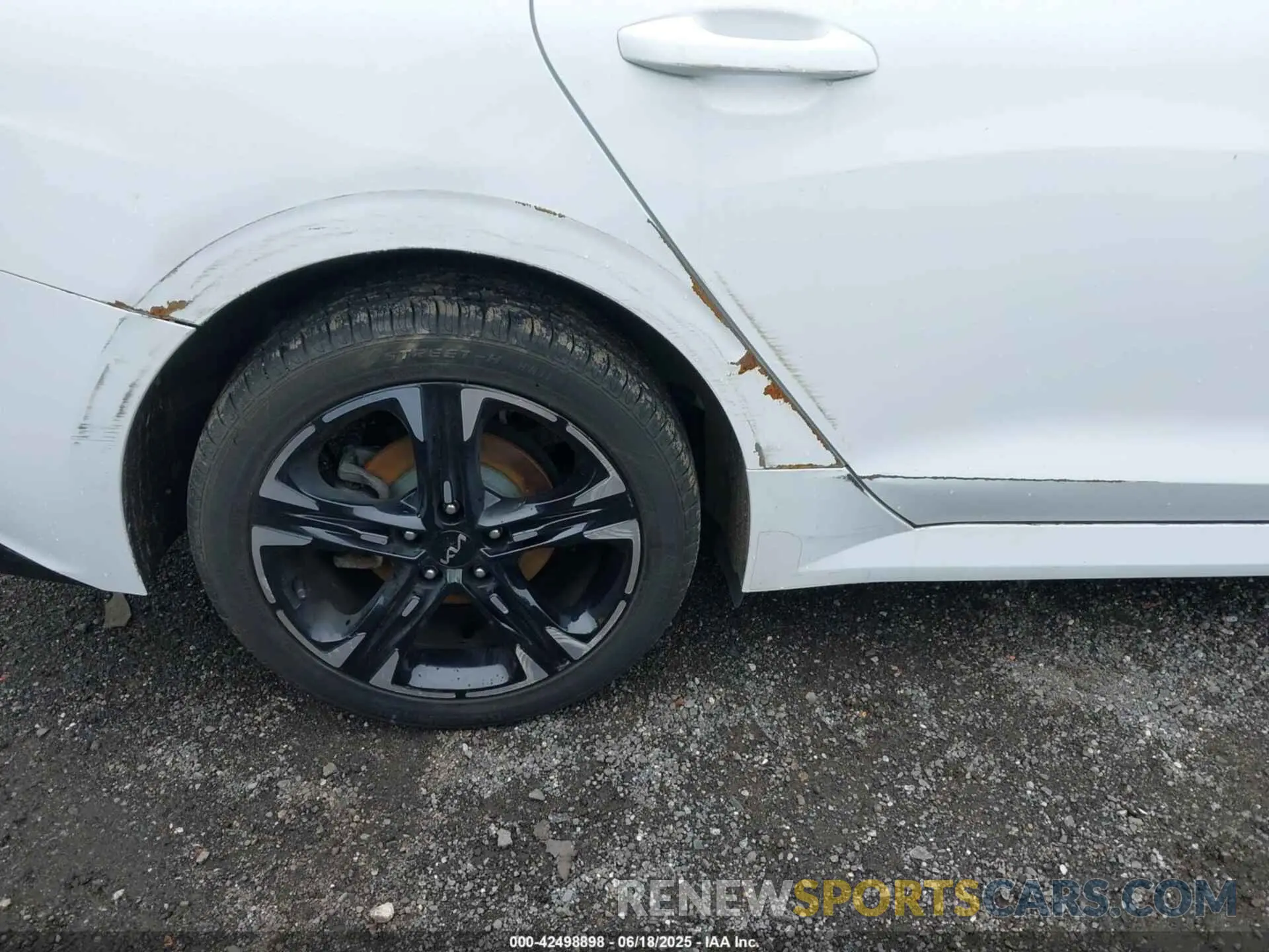 18 Photograph of a damaged car 5XXG64J23NG088486 KIA K5 2022