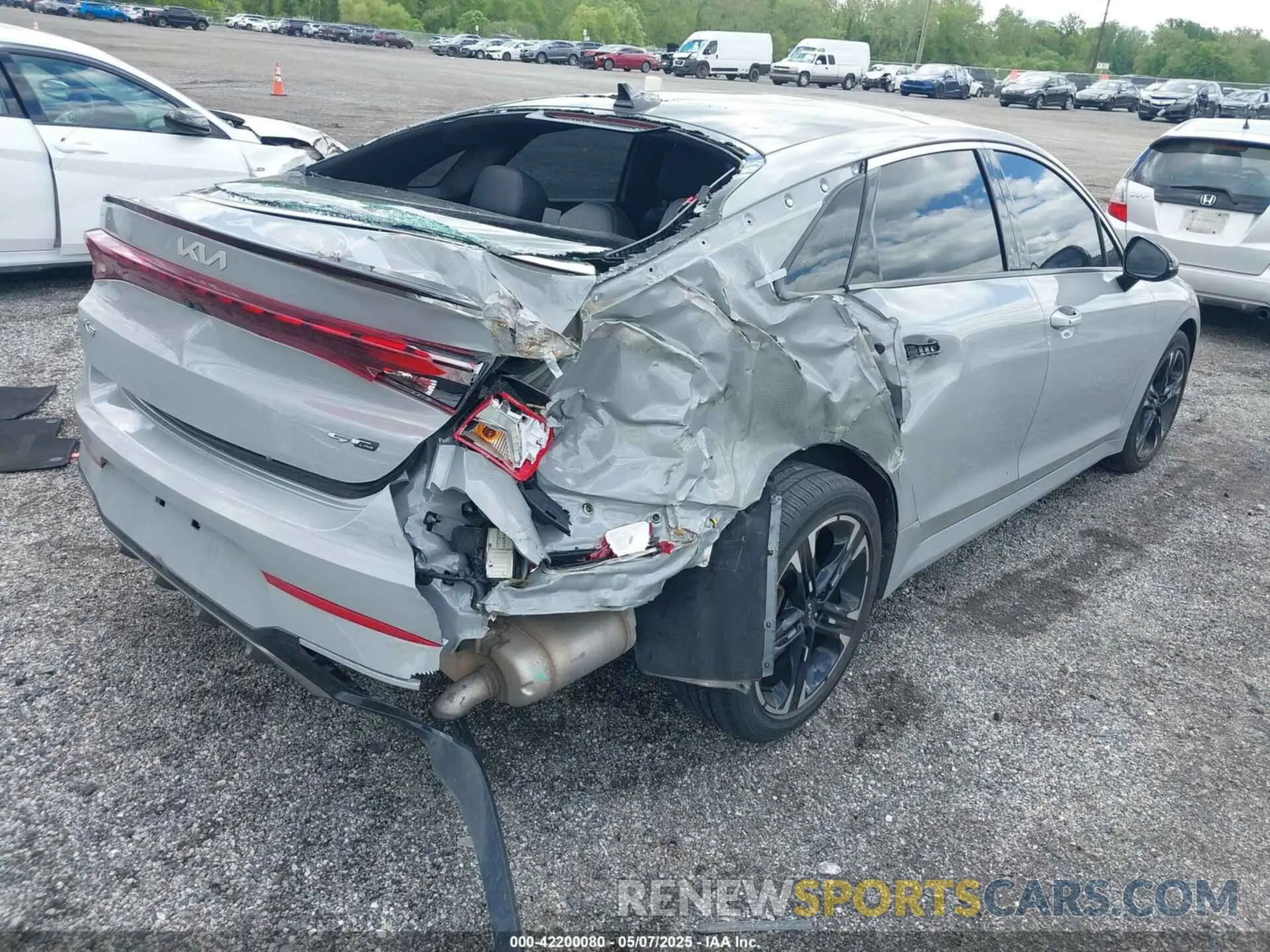 4 Photograph of a damaged car 5XXG64J27NG122090 KIA K5 2022