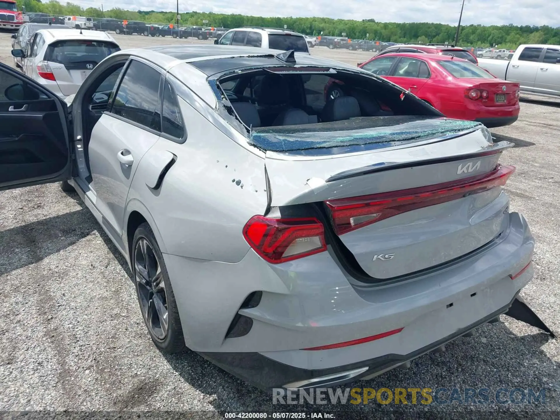 6 Photograph of a damaged car 5XXG64J27NG122090 KIA K5 2022