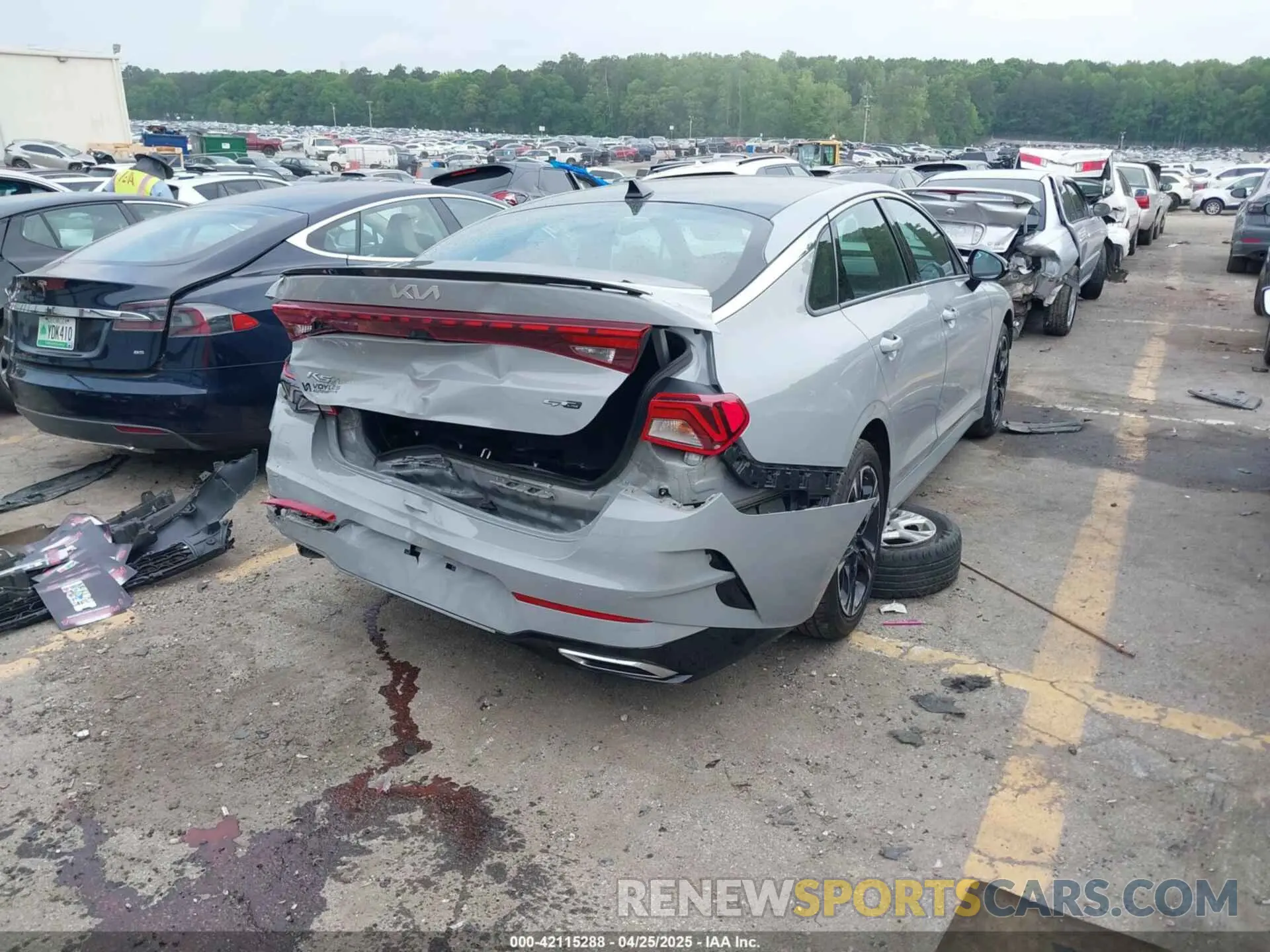 4 Photograph of a damaged car 5XXG64J27NG124163 KIA K5 2022