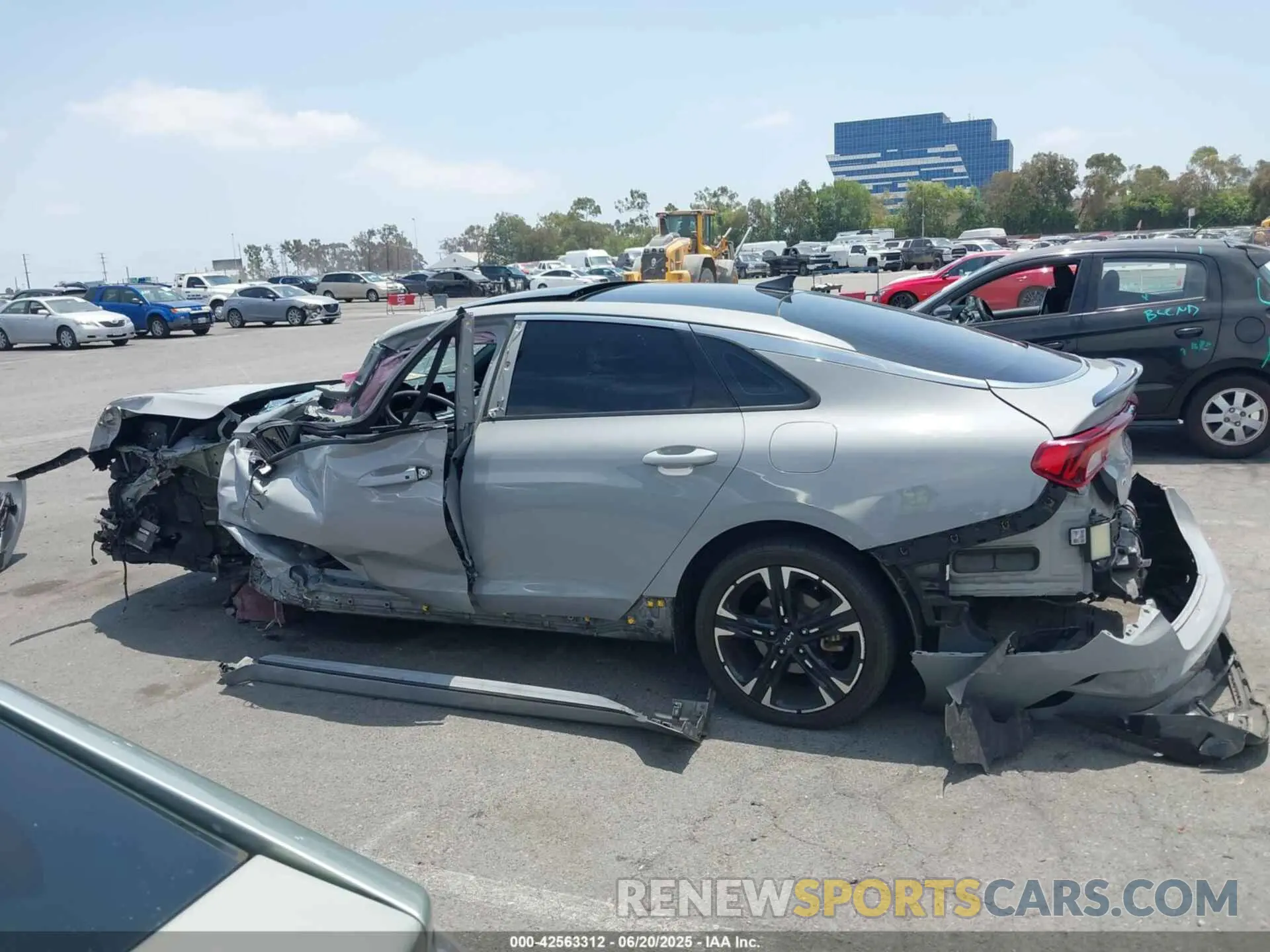 15 Photograph of a damaged car 5XXG64J28NG119151 KIA K5 2022