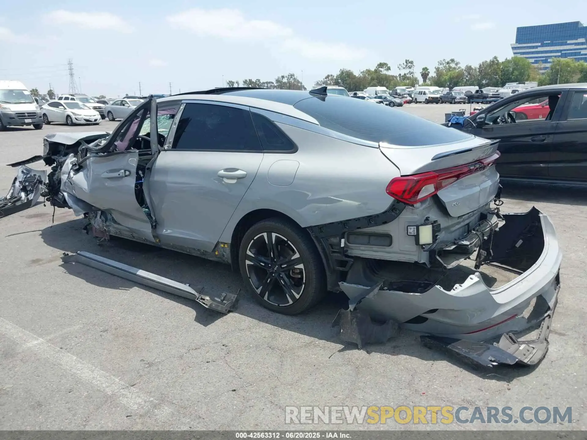 3 Photograph of a damaged car 5XXG64J28NG119151 KIA K5 2022