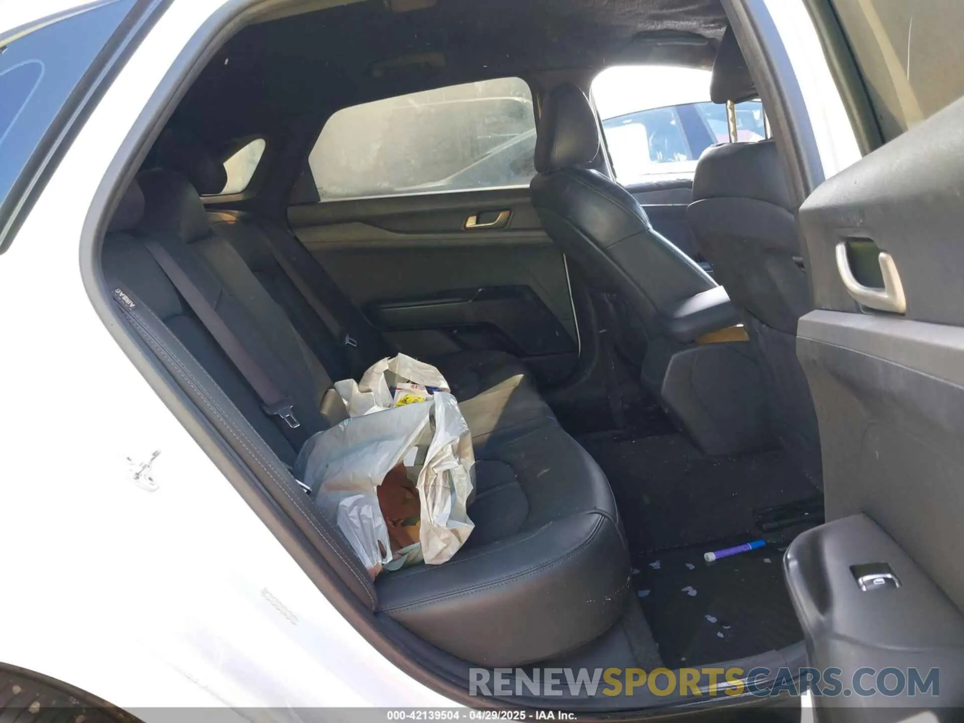 8 Photograph of a damaged car 5XXG64J29NG134354 KIA K5 2022