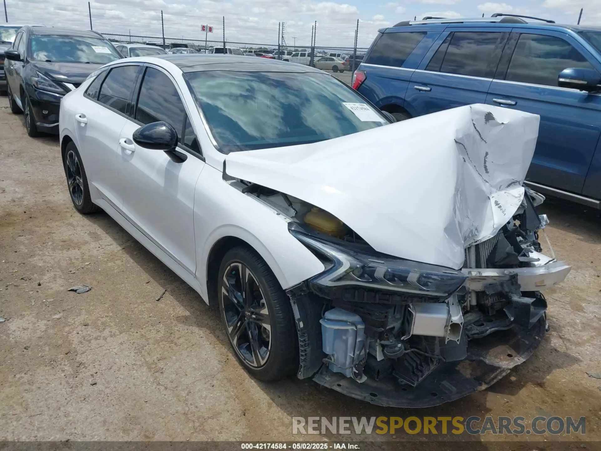 1 Photograph of a damaged car 5XXG64J2XNG094172 KIA K5 2022