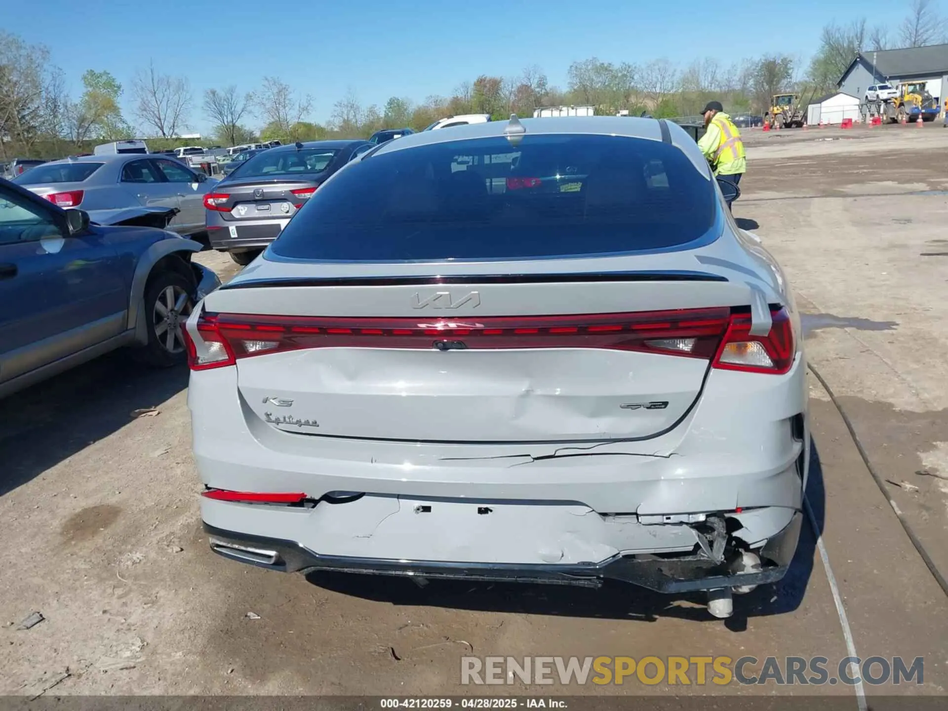 16 Photograph of a damaged car 5XXG64J2XNG135898 KIA K5 2022