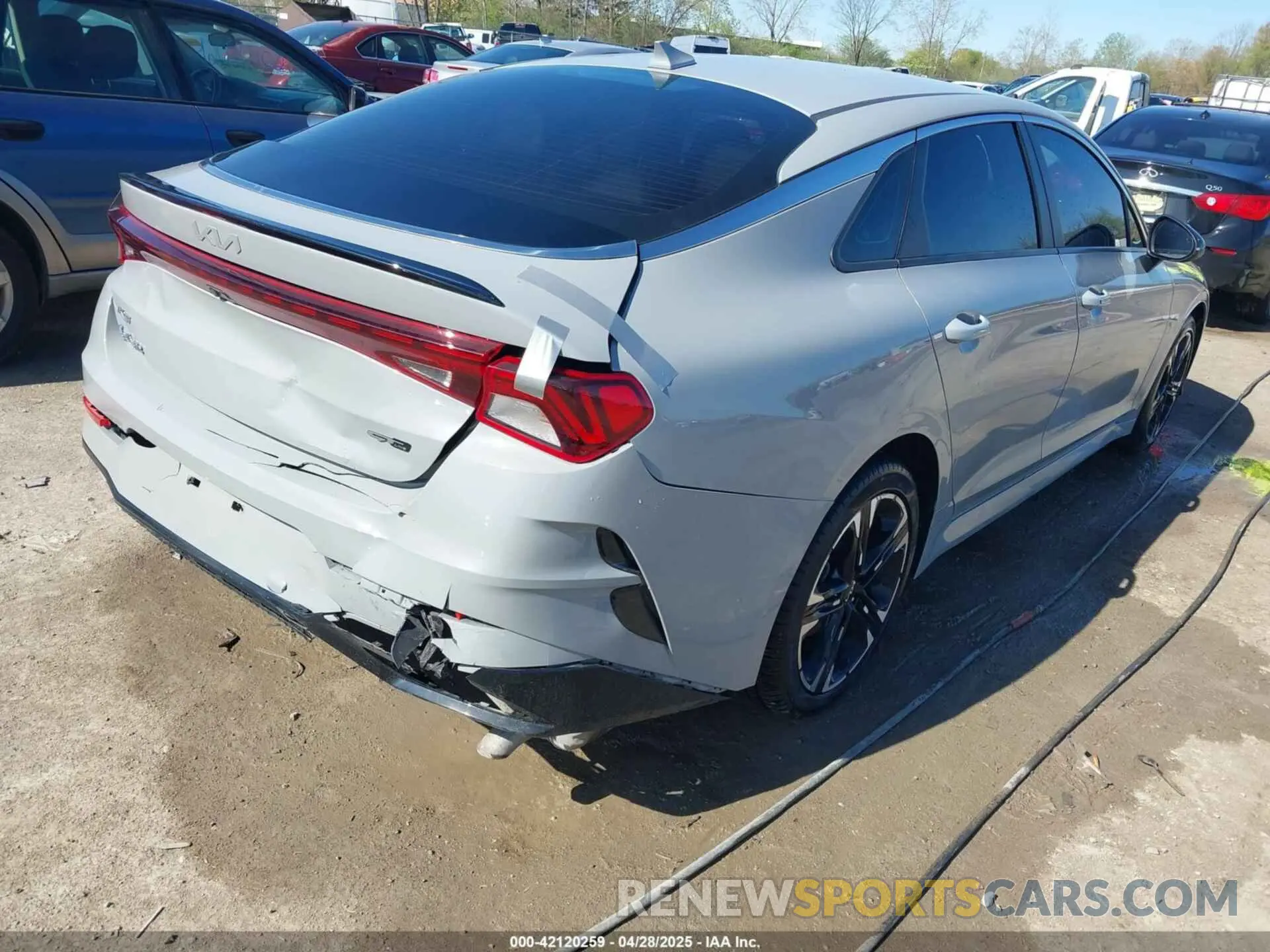 4 Photograph of a damaged car 5XXG64J2XNG135898 KIA K5 2022