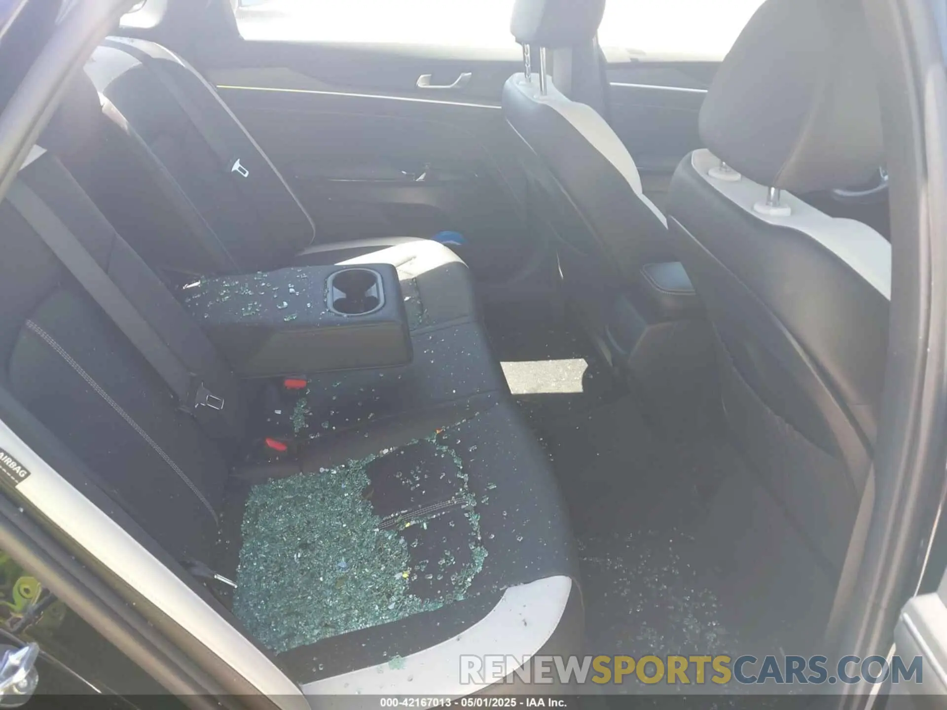 5 Photograph of a damaged car KNAG64J74S5270352 KIA K5 2025