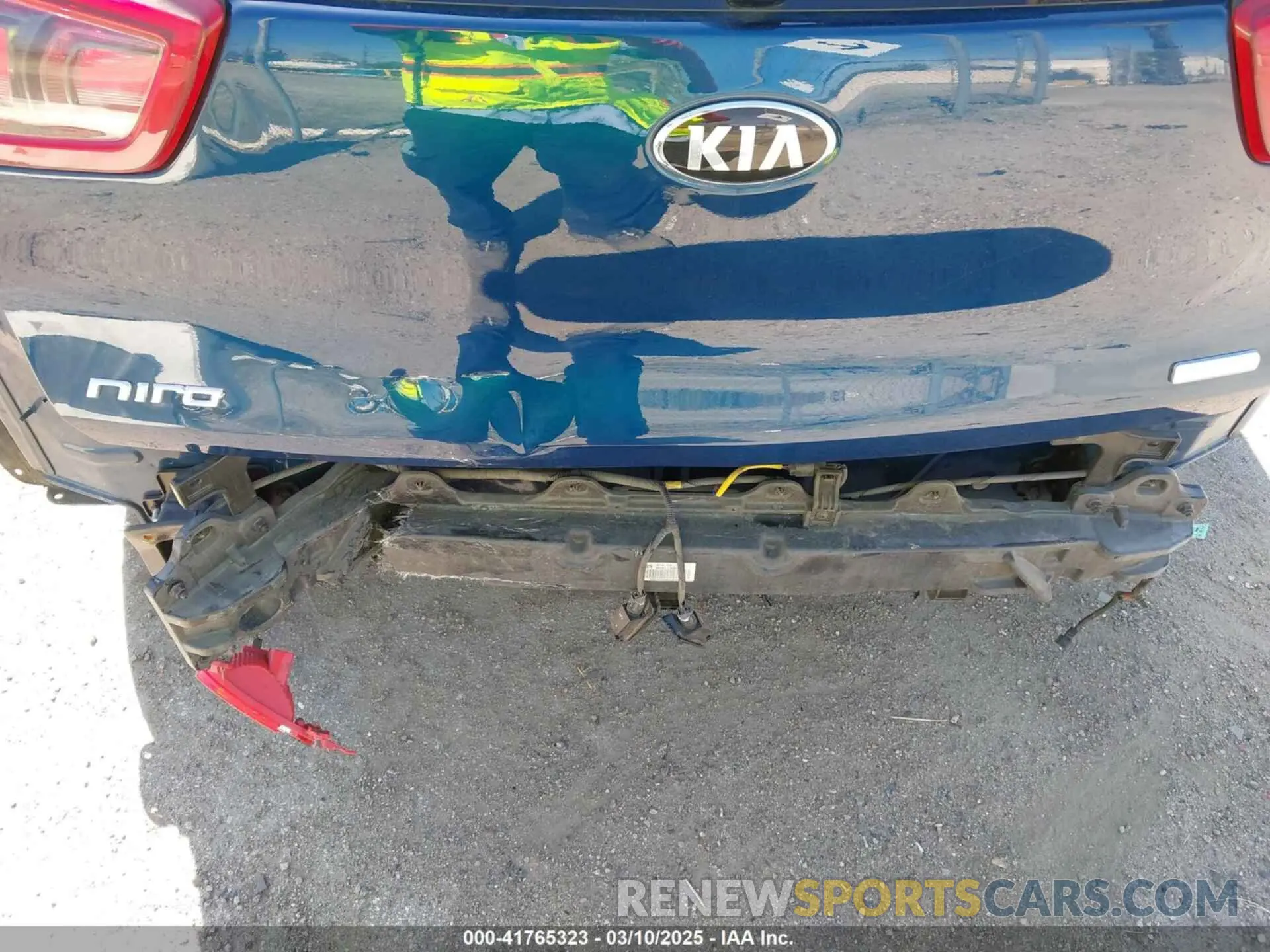 18 Photograph of a damaged car KNDCB3LC3K5322605 KIA NIRO 2019