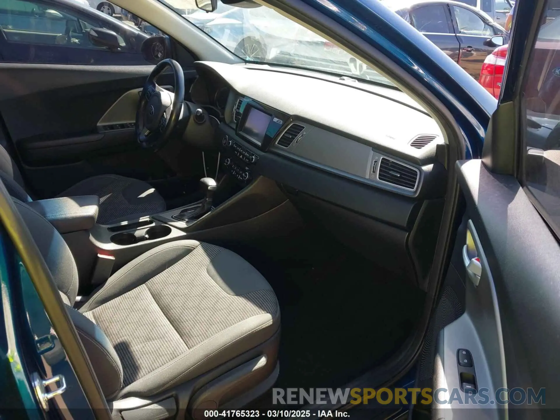 5 Photograph of a damaged car KNDCB3LC3K5322605 KIA NIRO 2019
