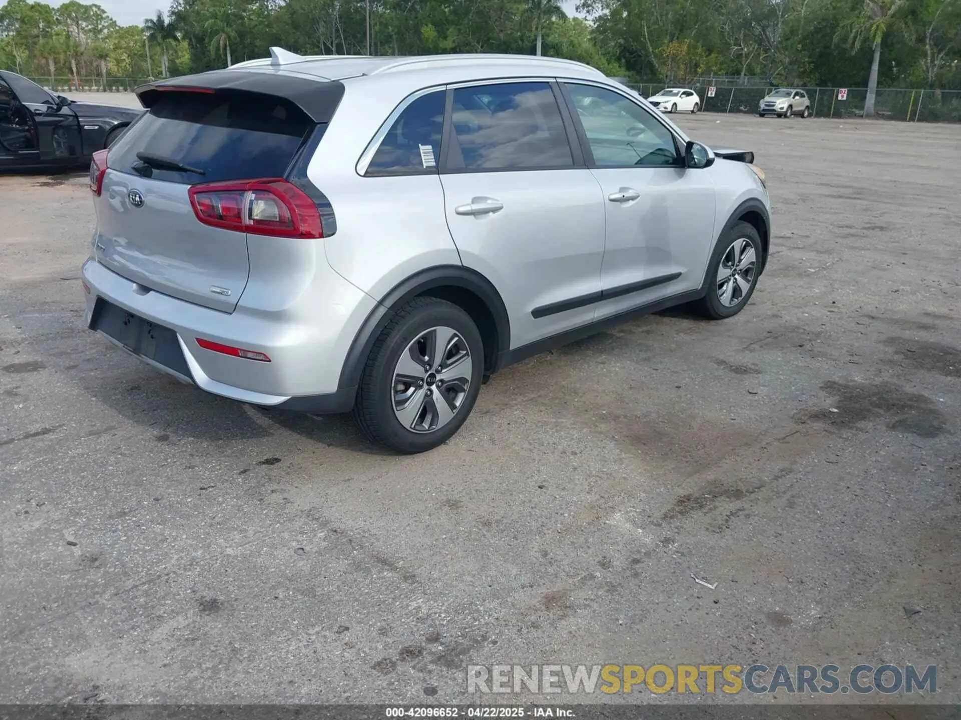 4 Photograph of a damaged car KNDCB3LC7K5231434 KIA NIRO 2019