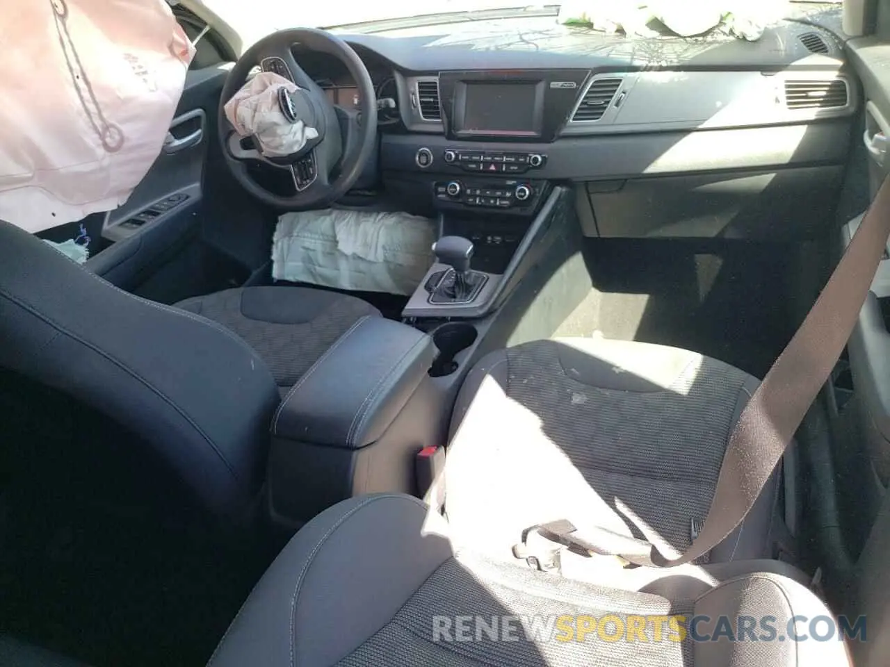 8 Photograph of a damaged car KNDCB3LC7K5264370 KIA NIRO 2019