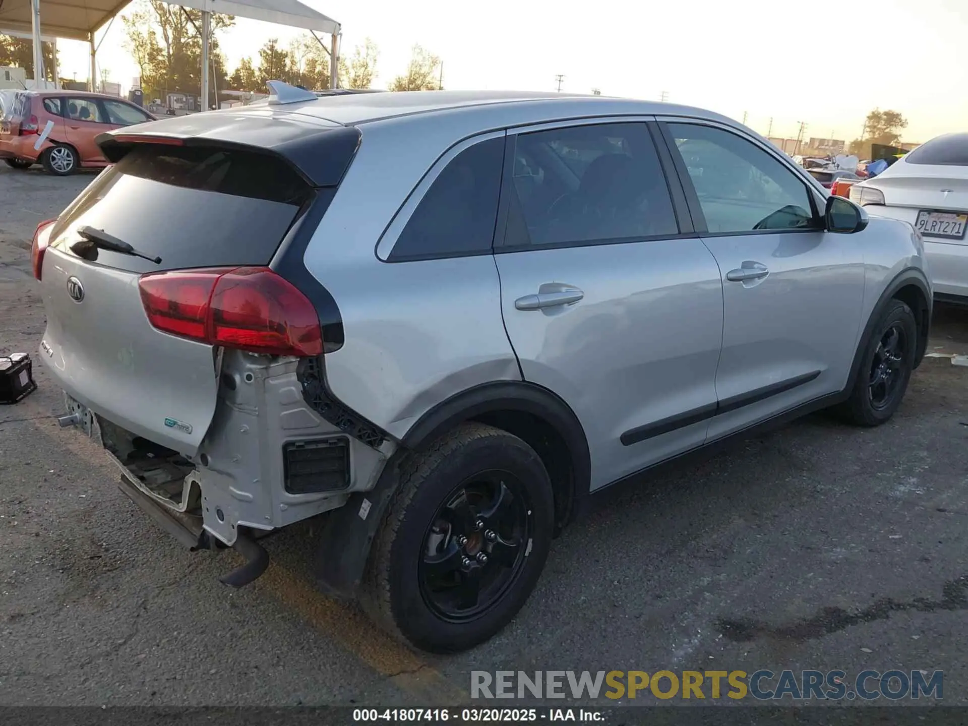 4 Photograph of a damaged car KNDCB3LCXK5257624 KIA NIRO 2019