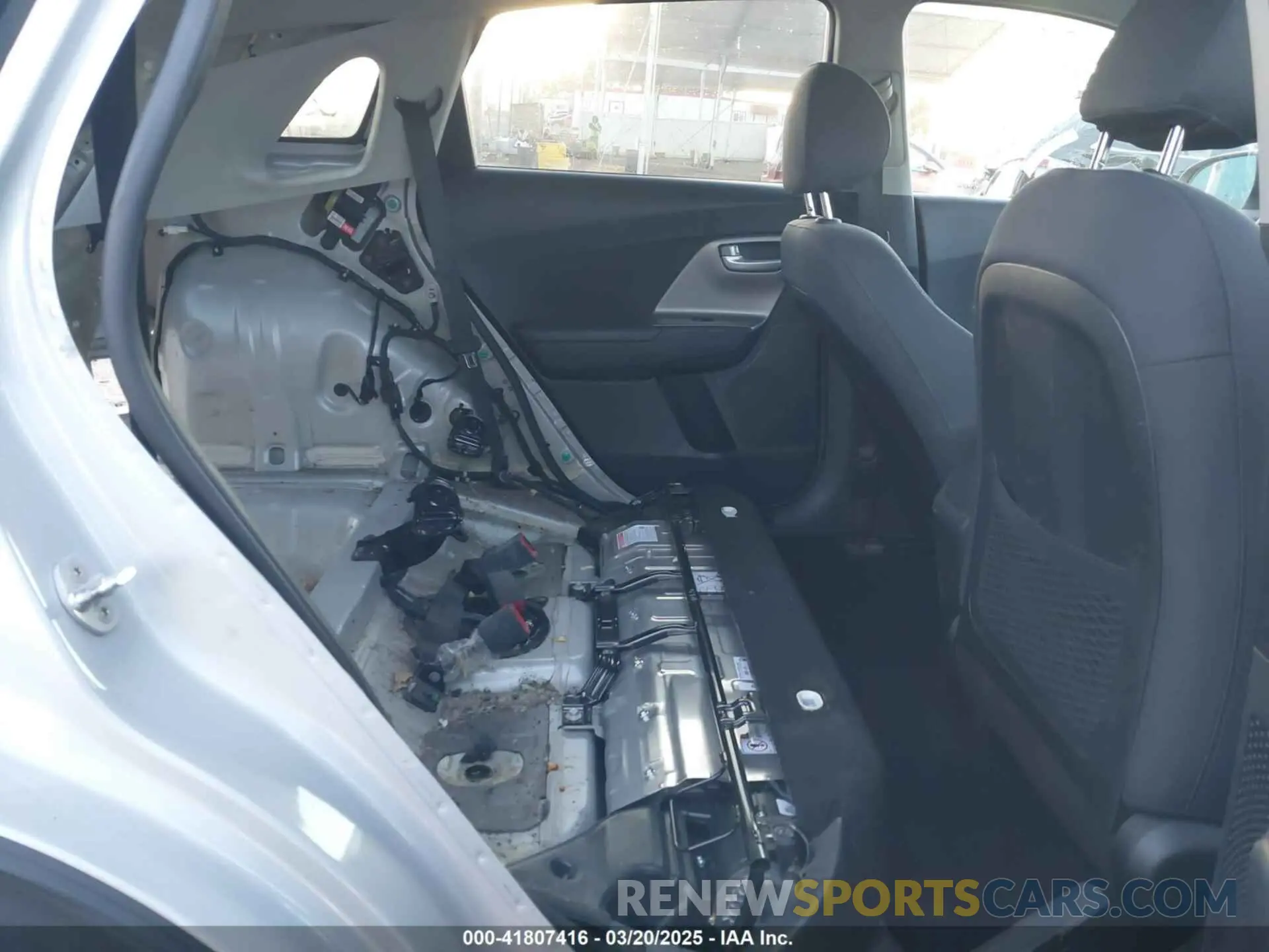8 Photograph of a damaged car KNDCB3LCXK5257624 KIA NIRO 2019