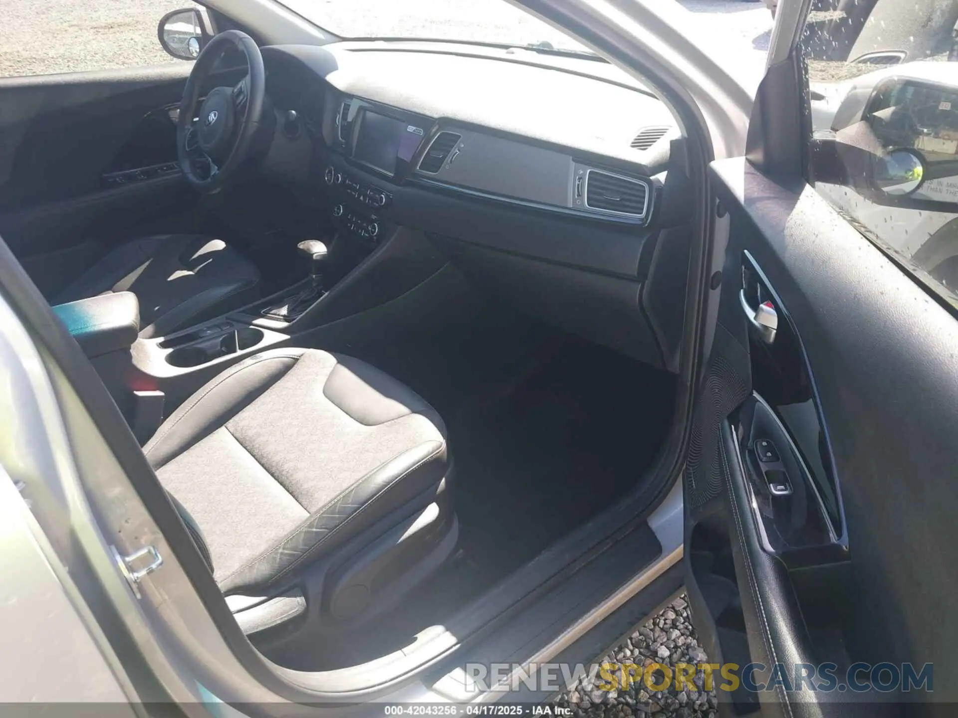 5 Photograph of a damaged car KNDCC3LC2K5248526 KIA NIRO 2019
