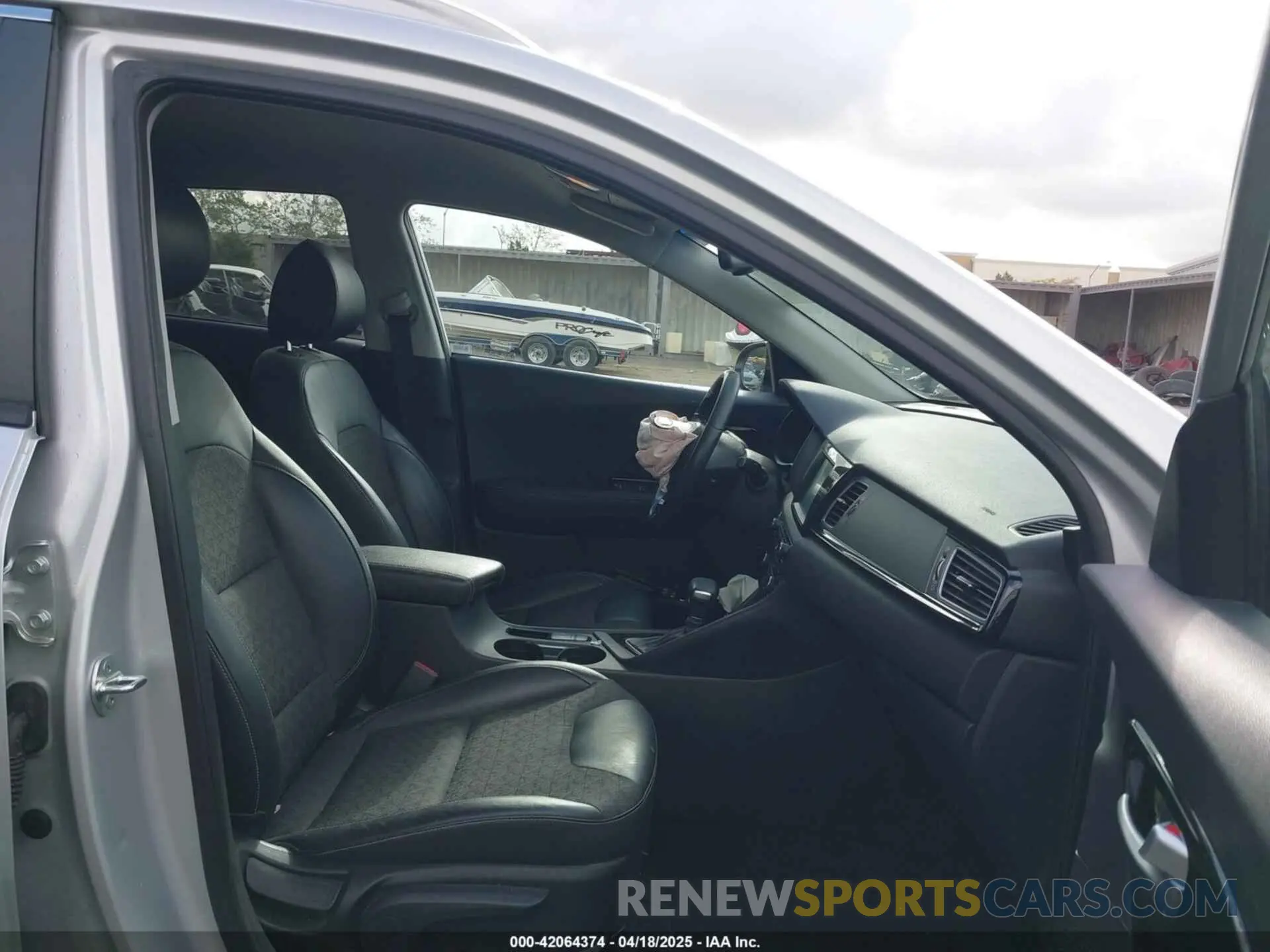 5 Photograph of a damaged car KNDCC3LC8K5351854 KIA NIRO 2019