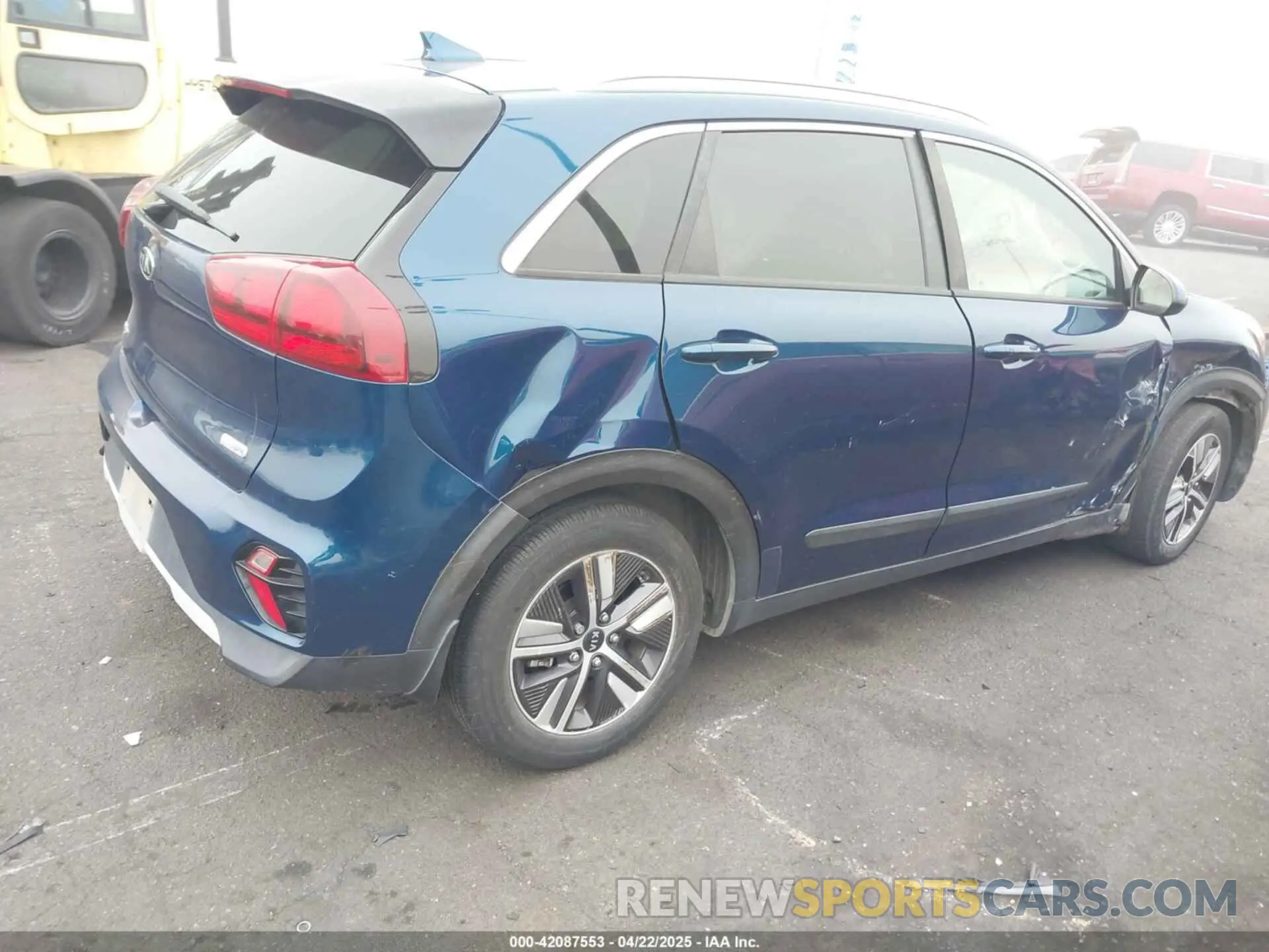 17 Photograph of a damaged car KNDCB3LC8L5443129 KIA NIRO 2020