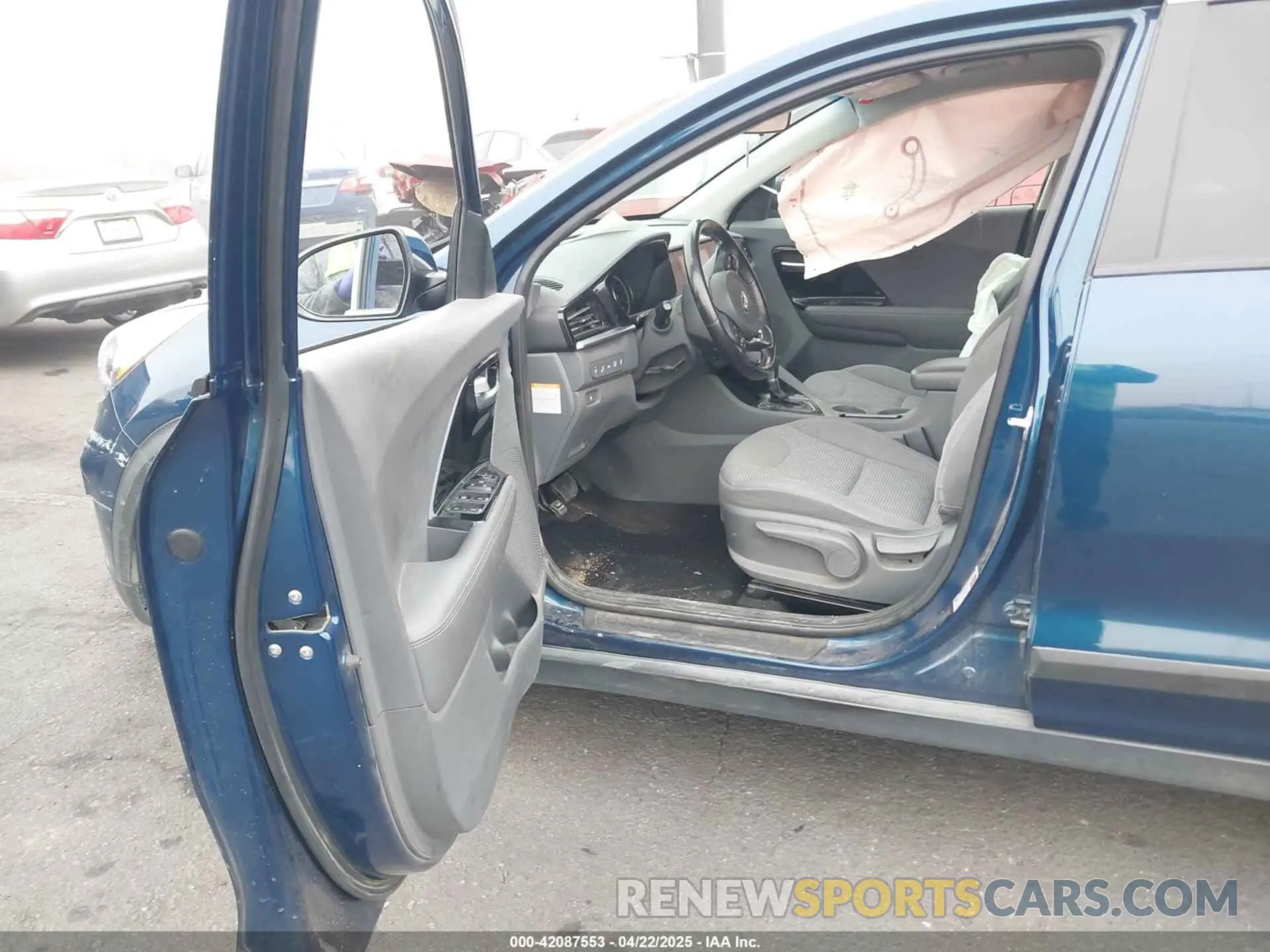 5 Photograph of a damaged car KNDCB3LC8L5443129 KIA NIRO 2020