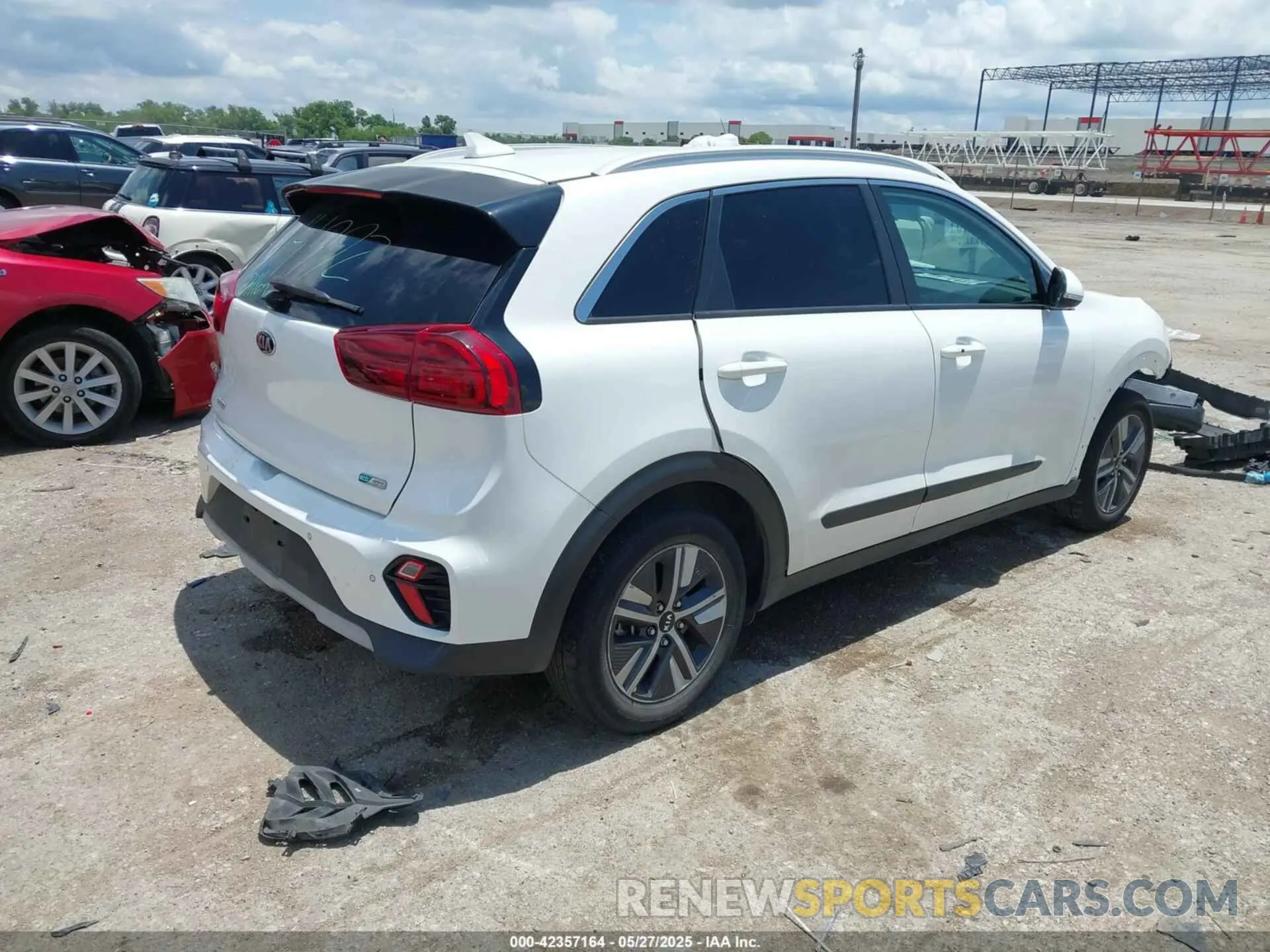 4 Photograph of a damaged car KNDCE3LC8L5438908 KIA NIRO 2020