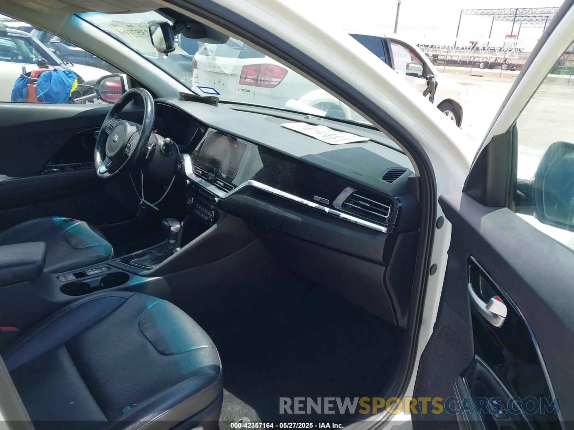 5 Photograph of a damaged car KNDCE3LC8L5438908 KIA NIRO 2020