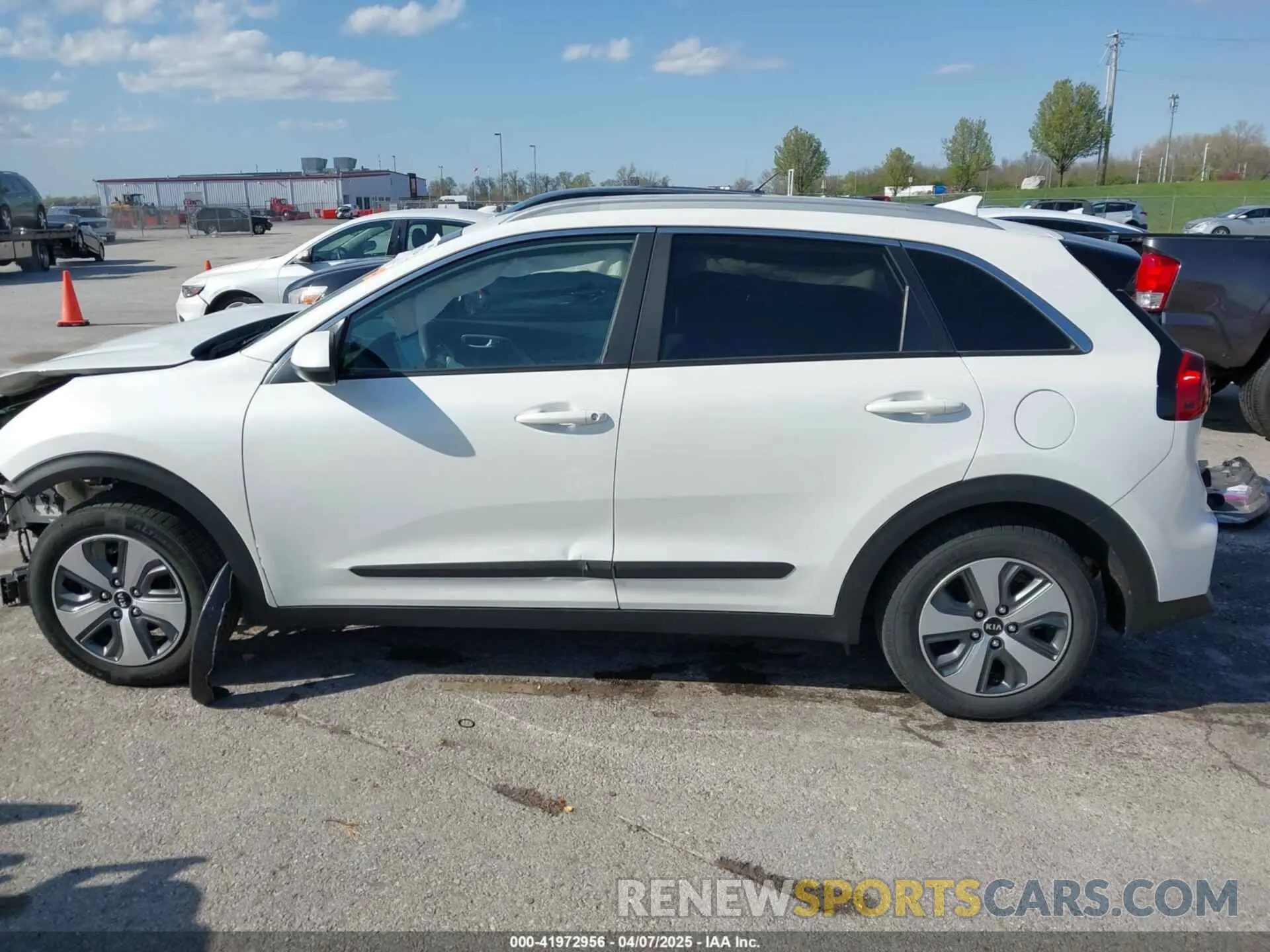 15 Photograph of a damaged car KNDCB3LC2M5486639 KIA NIRO 2021