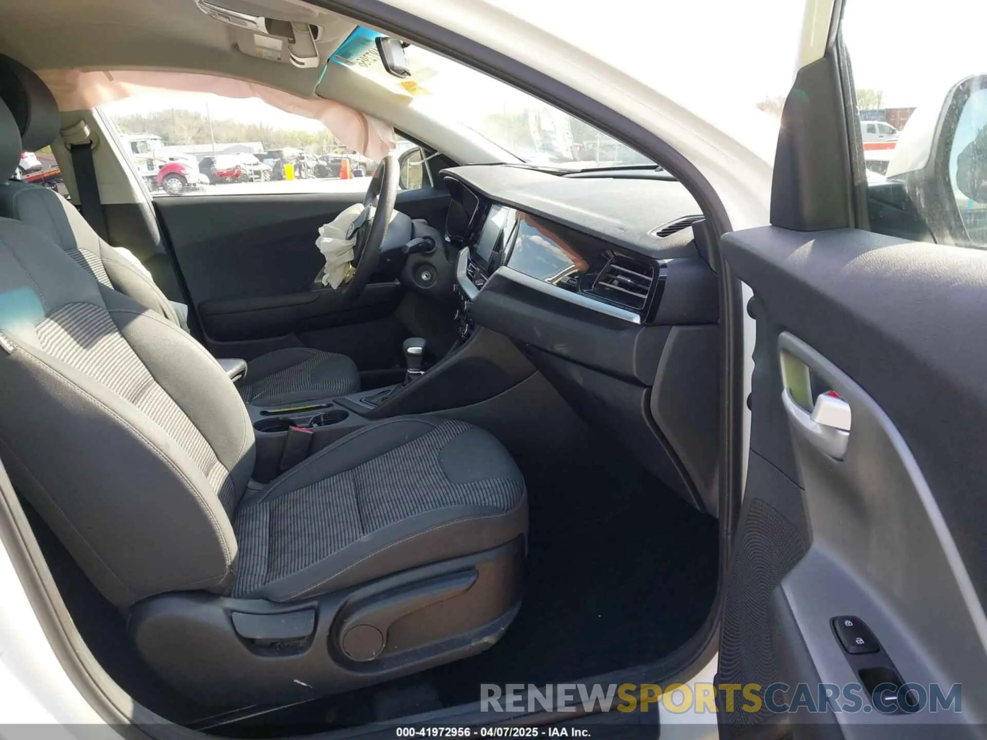 5 Photograph of a damaged car KNDCB3LC2M5486639 KIA NIRO 2021
