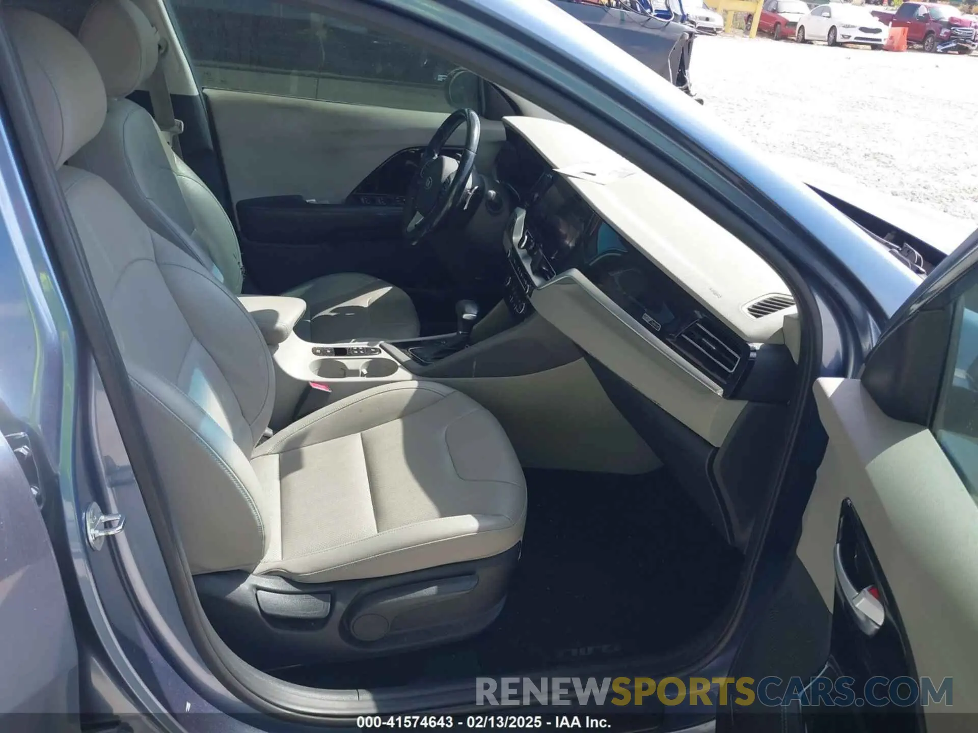 5 Photograph of a damaged car KNDCE3LCXM5481843 KIA NIRO 2021
