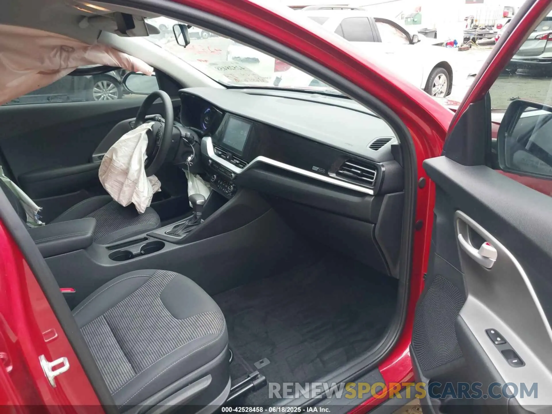 5 Photograph of a damaged car KNDCB3LC0N5502841 KIA NIRO 2022