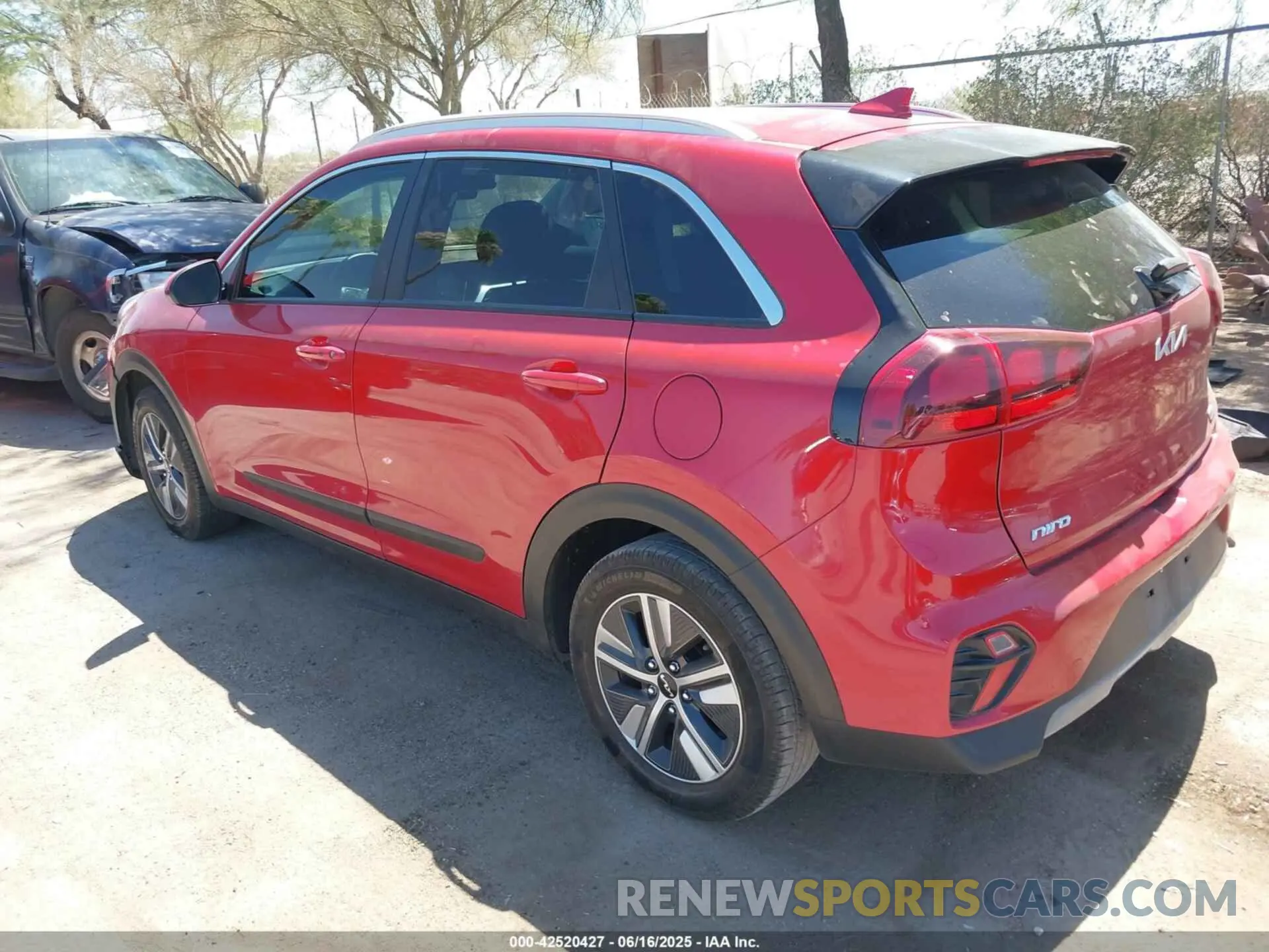 3 Photograph of a damaged car KNDCB3LC0N5548587 KIA NIRO 2022