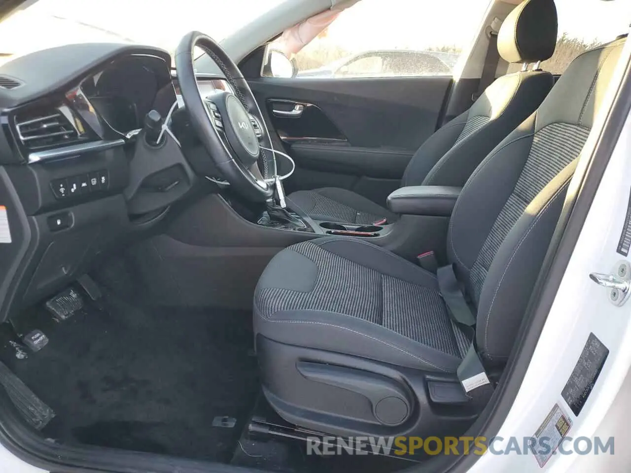 7 Photograph of a damaged car KNDCB3LC0N5549691 KIA NIRO 2022