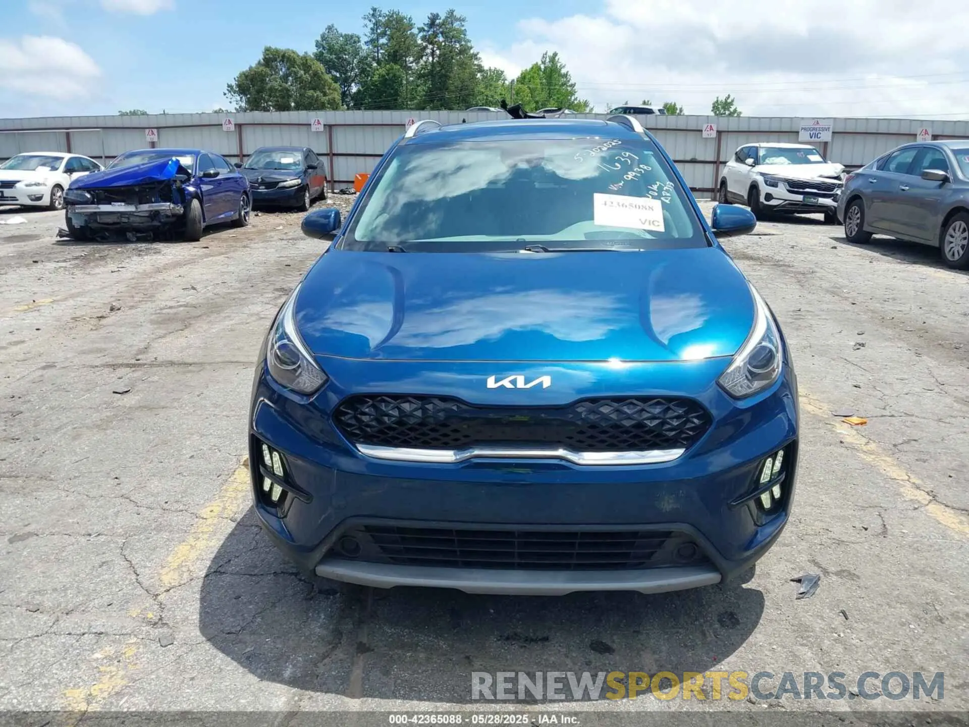 12 Photograph of a damaged car KNDCB3LC2N5539938 KIA NIRO 2022