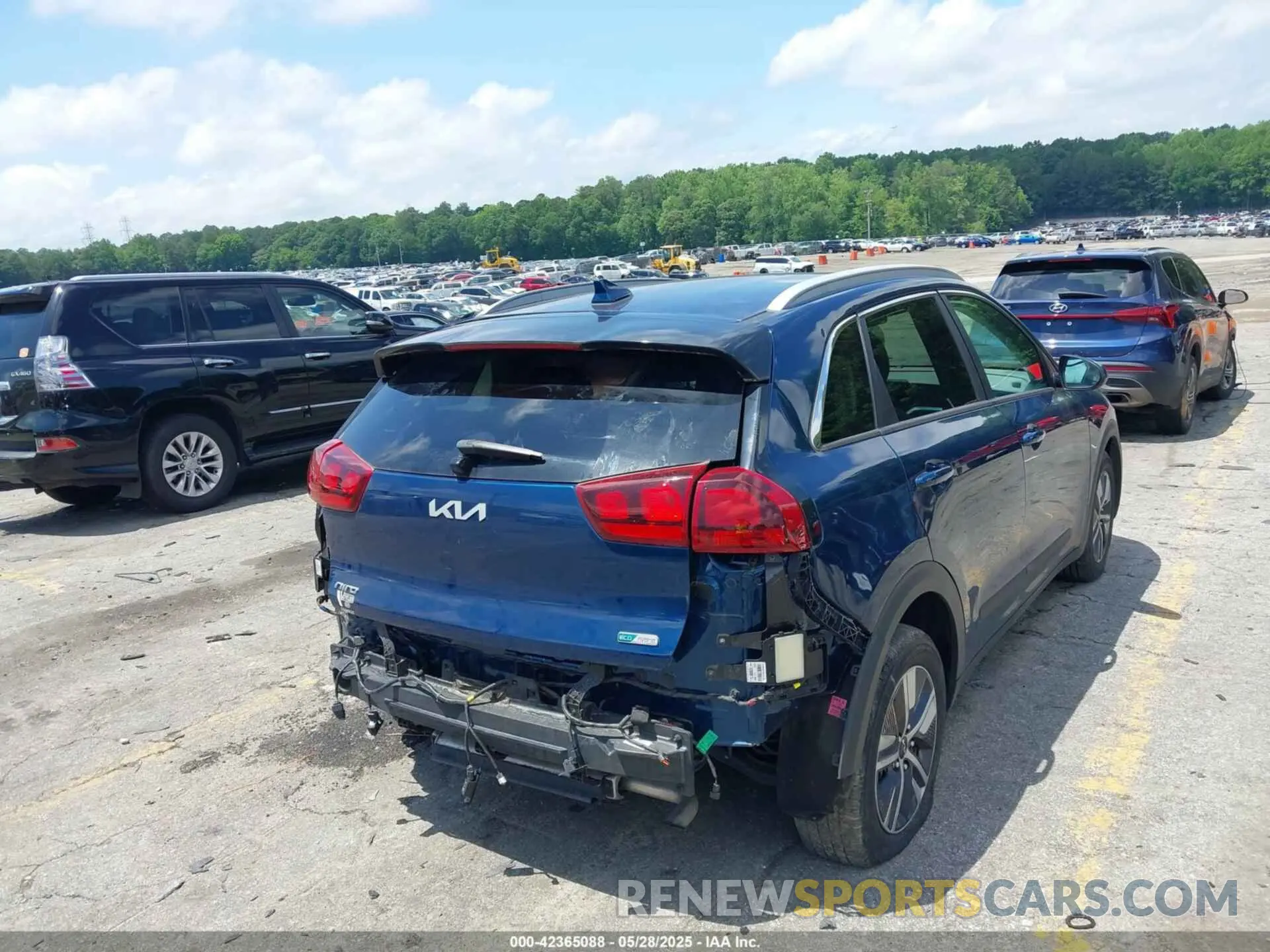 4 Photograph of a damaged car KNDCB3LC2N5539938 KIA NIRO 2022